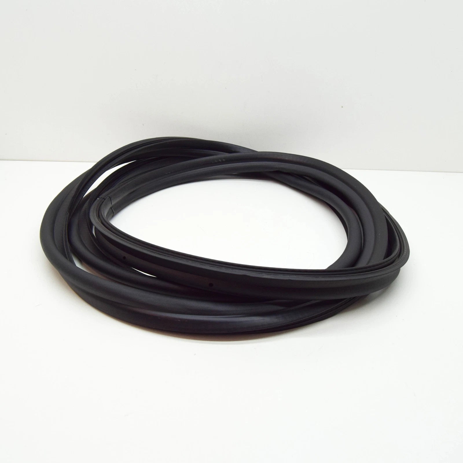 NEW MERCEDES-BENZ E W210 REAR TRUNK LID SEAL A2107500198 ORIGINAL