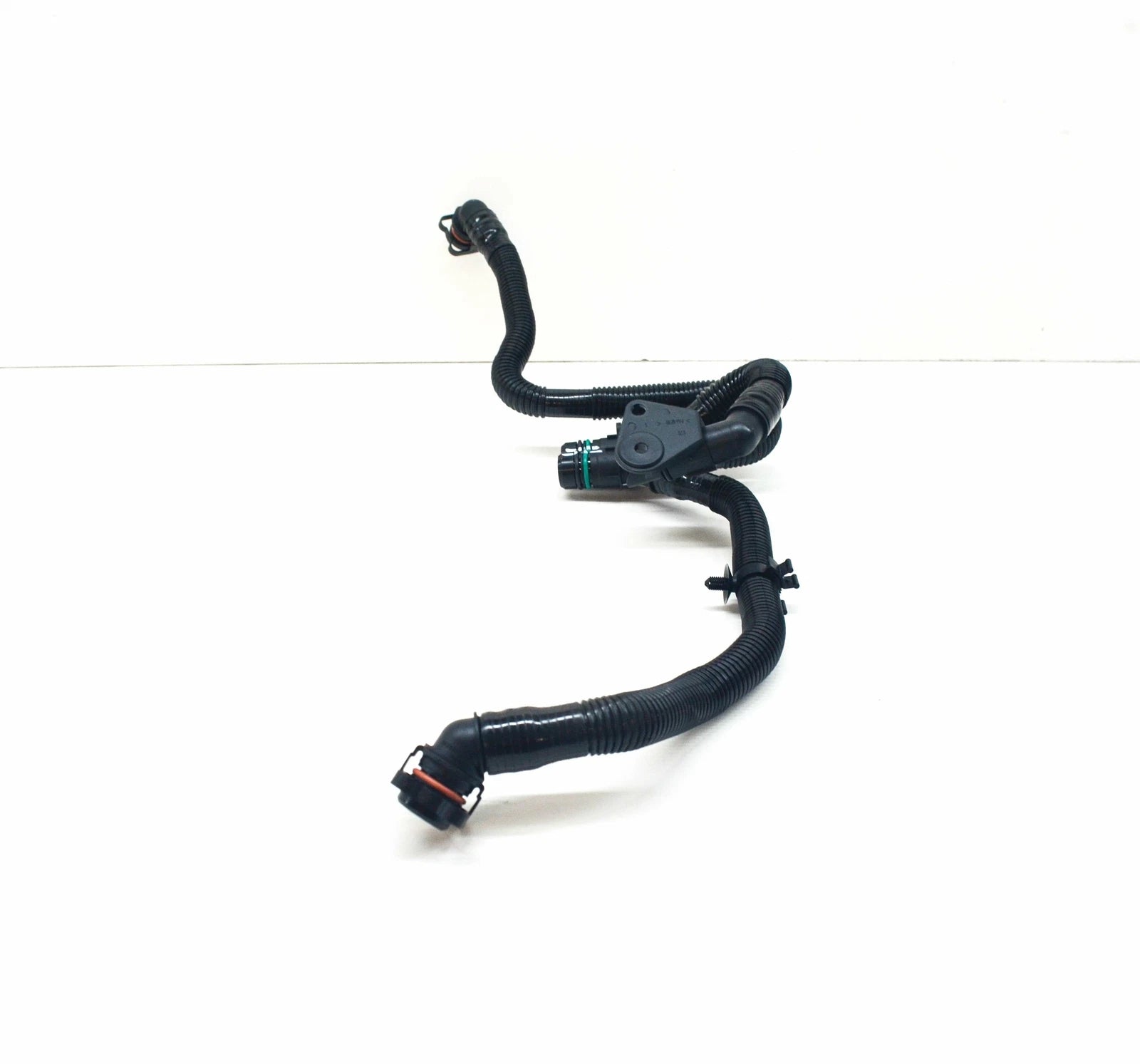 NEW AUDI A4 B8 CYLINDER HEAD BREATHER HOSE 06E103217AA