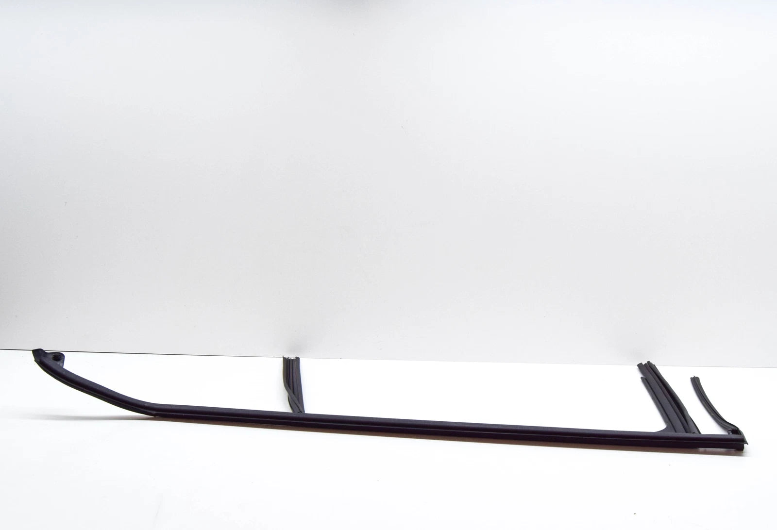 NEW MERCEDES-BENZ A W176 REAR LEFT DOOR WINDOW GUIDE RAIL A1767350025 ORIGINAL