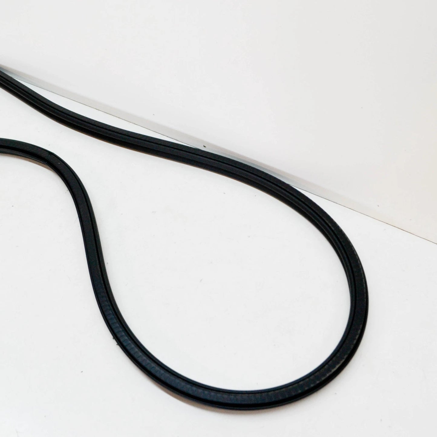 NEW AUDI A3 8P REAR LID RUBBER SEAL 8P4827705E