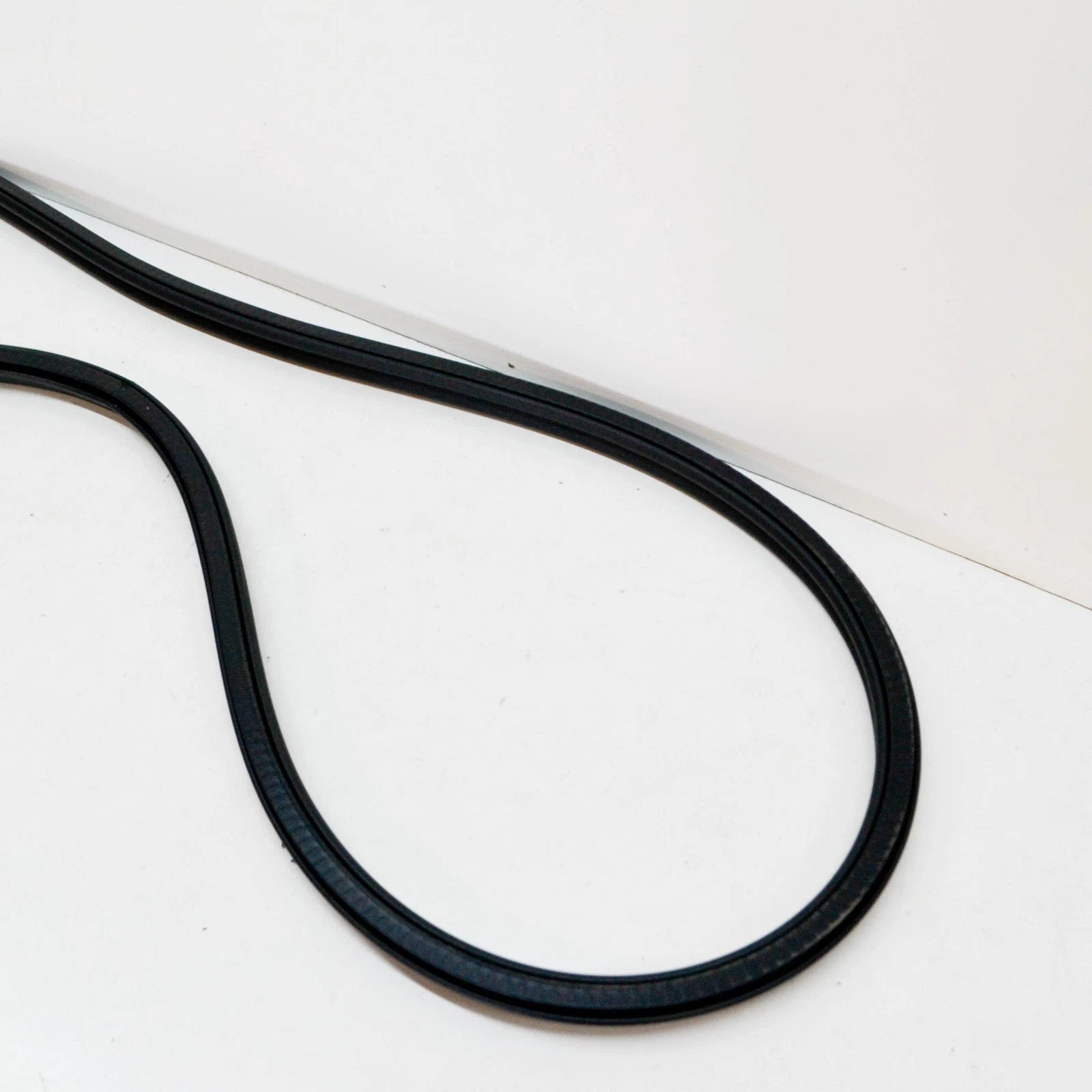 NEW AUDI A3 8P REAR LID RUBBER SEAL 8P4827705E