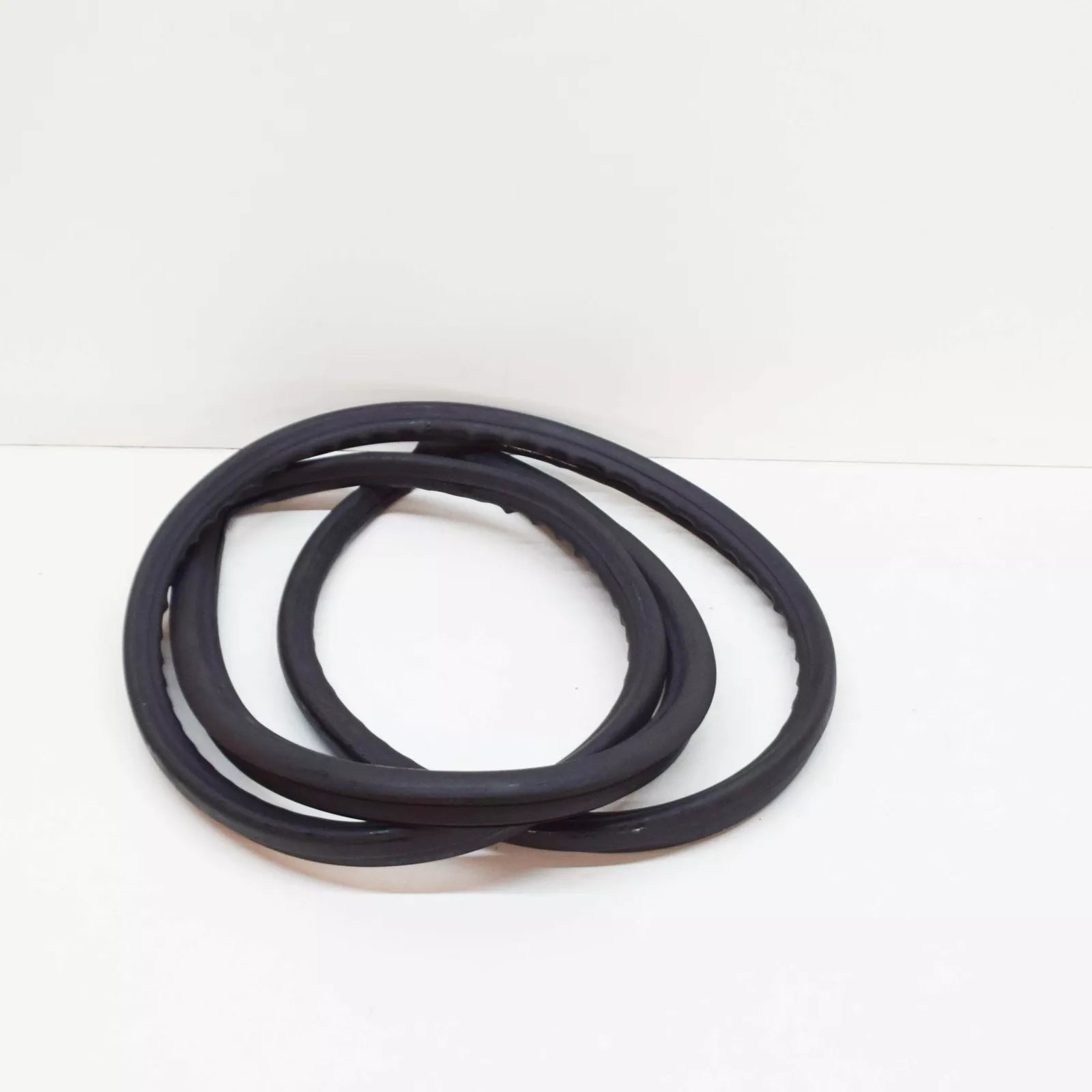 NEW MERCEDES BENZ S W126 REAR WINDOW GLASS WEATHERSTRIP SEAL A1266700239