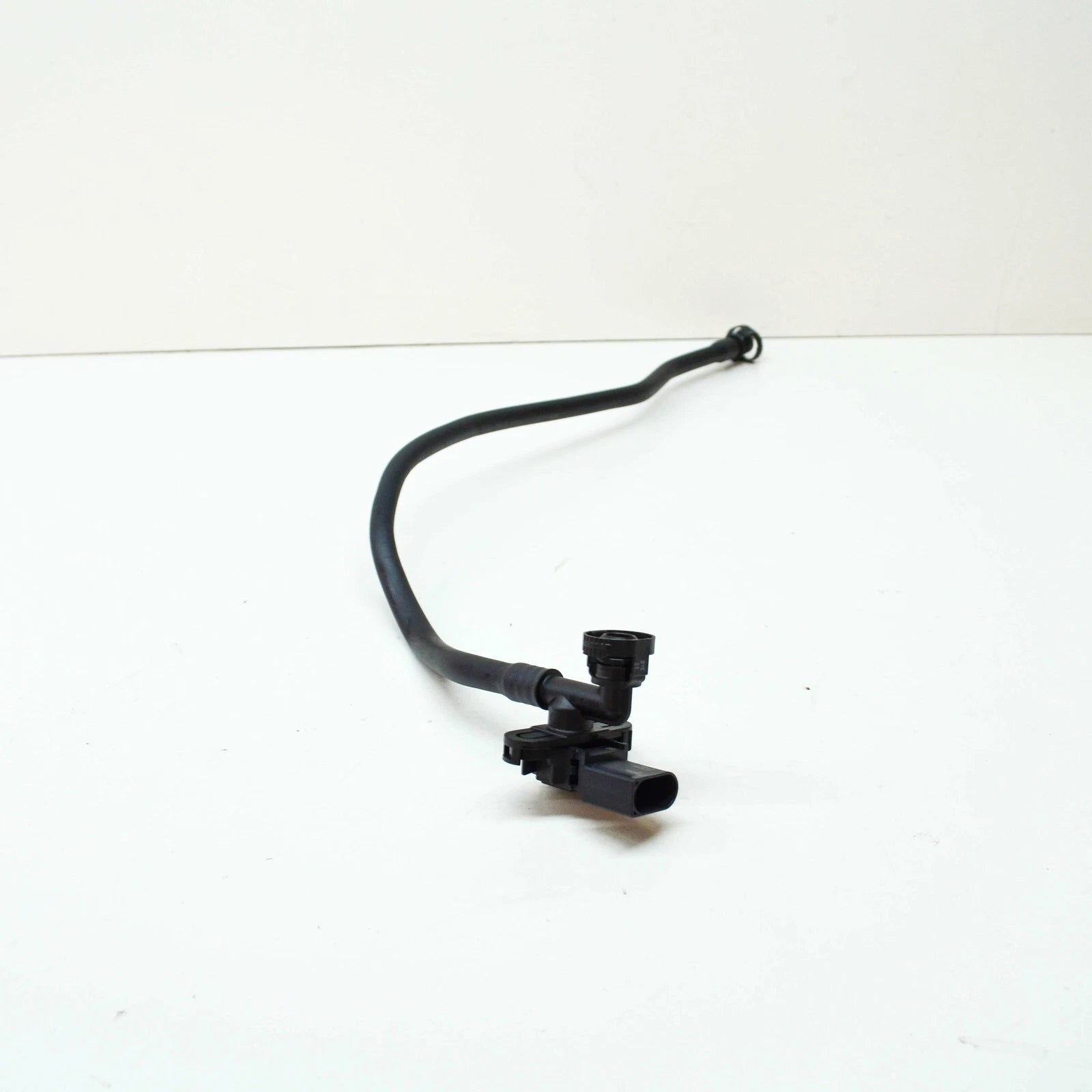 NEW BMW 3 F30 FUEL TANK EVAPORATOR W PRESSURE LINE 13907643105 ORIGINAL