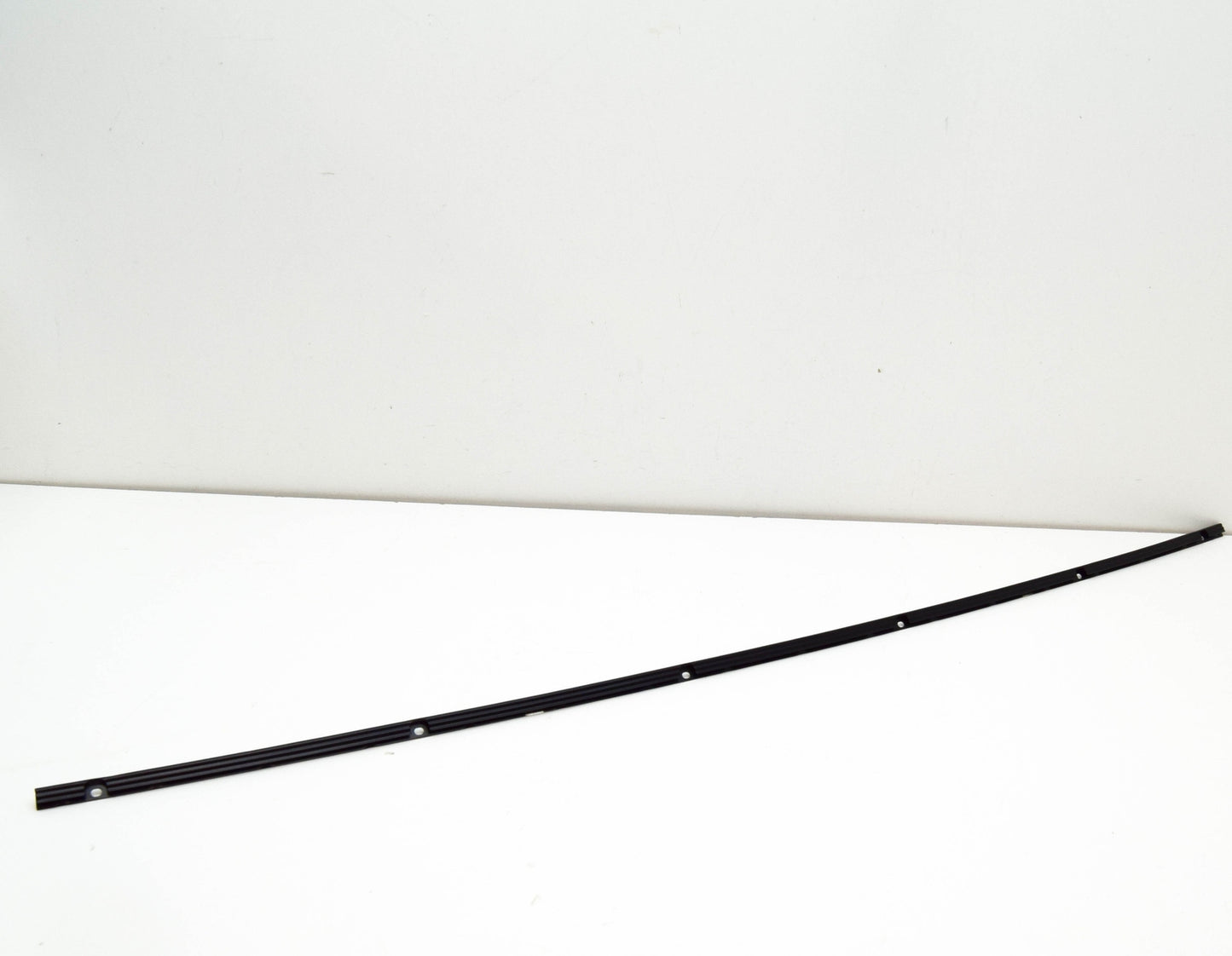 new skoda kamiq left windshield retaining strip 657854541 original