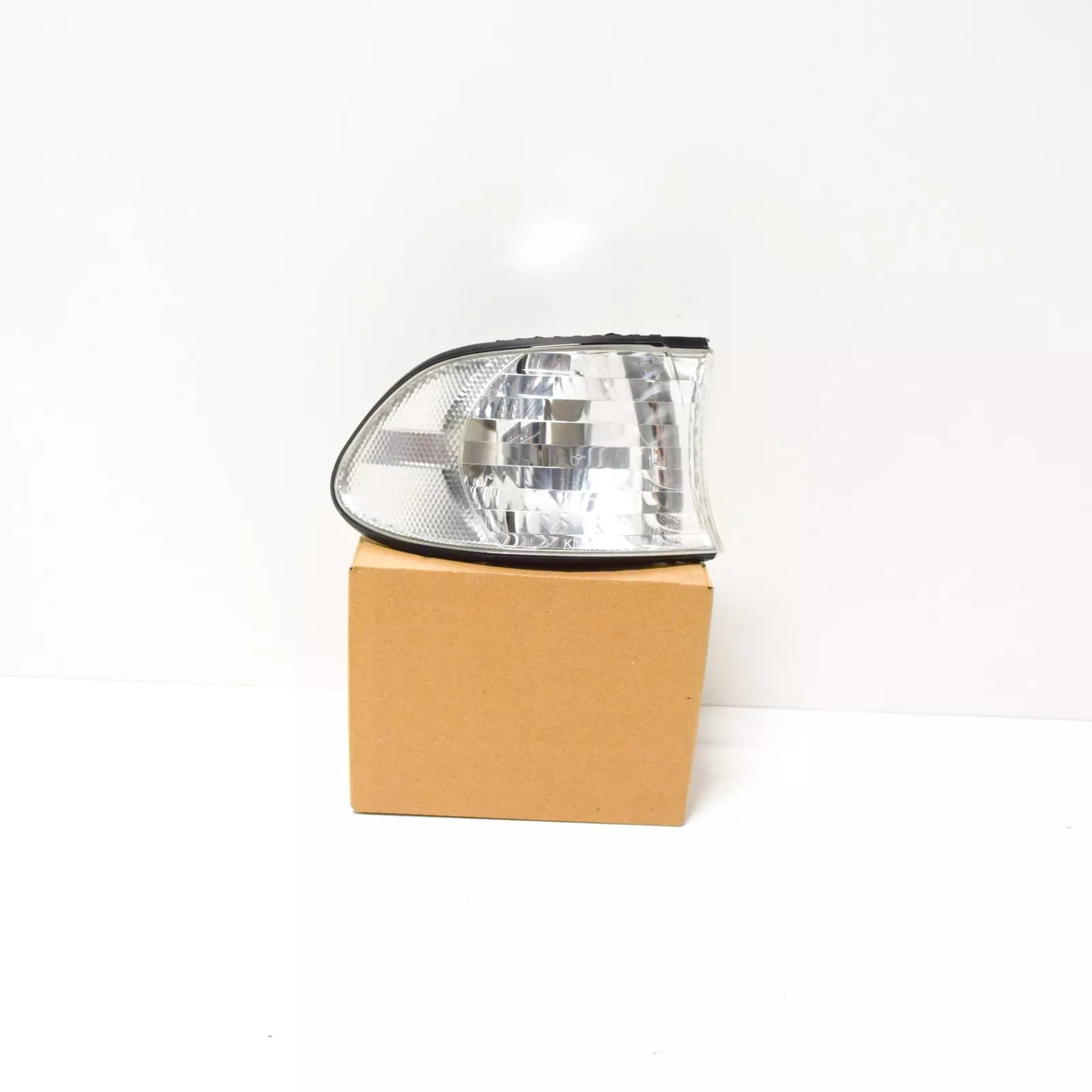 NEW BMW 7 E38 FRONT RIGHT TURN INDICATOR 63138387634 ORIGINAL