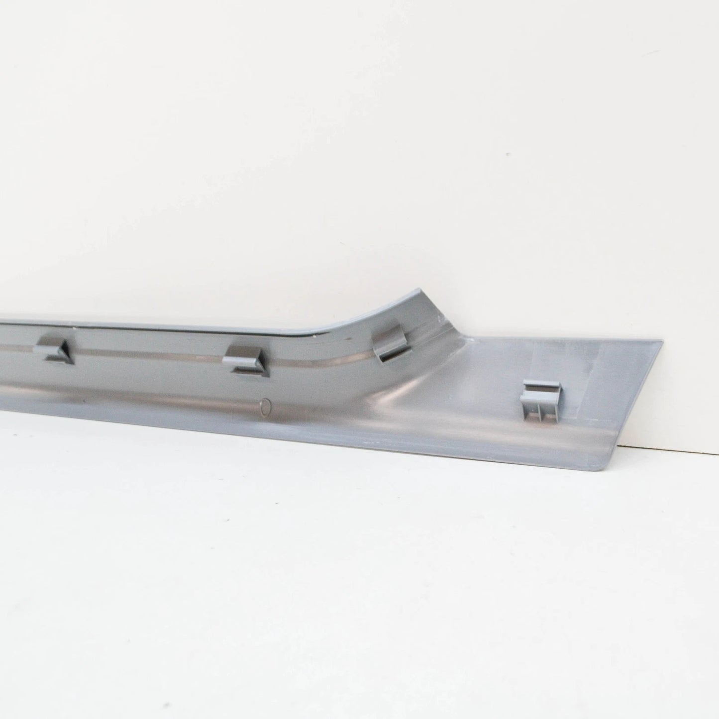 NEW BMW 3 E46 FRONT RIGHT INTERIOR DOOR SILL TRIM 51478239963 8239963 ORIGINAL