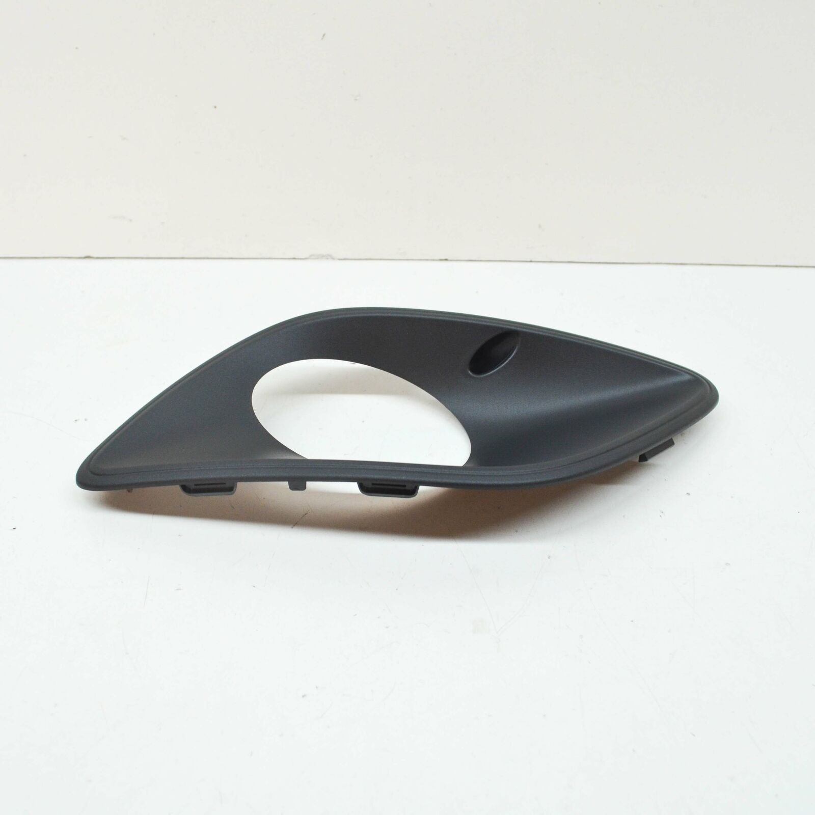 NEW MB SPRINTER 910 FRONT BUMPER RIGHT FOG LIGHT TRIM A91088544009K83 ORIGINAL