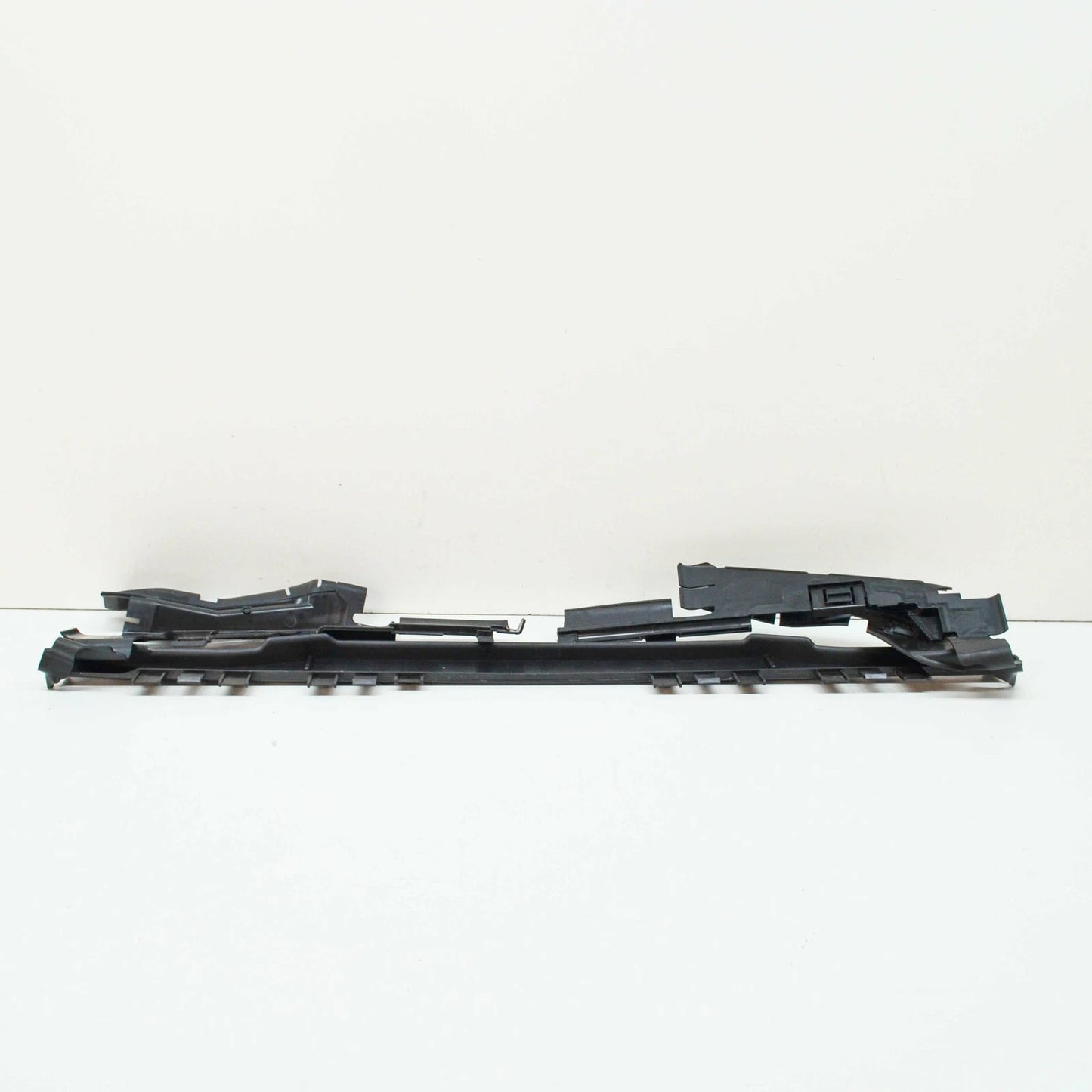 NEW MERCEDES-BENZ E W212 RADIATOR TOP AIR DUCT A2125050000 ORIGINAL