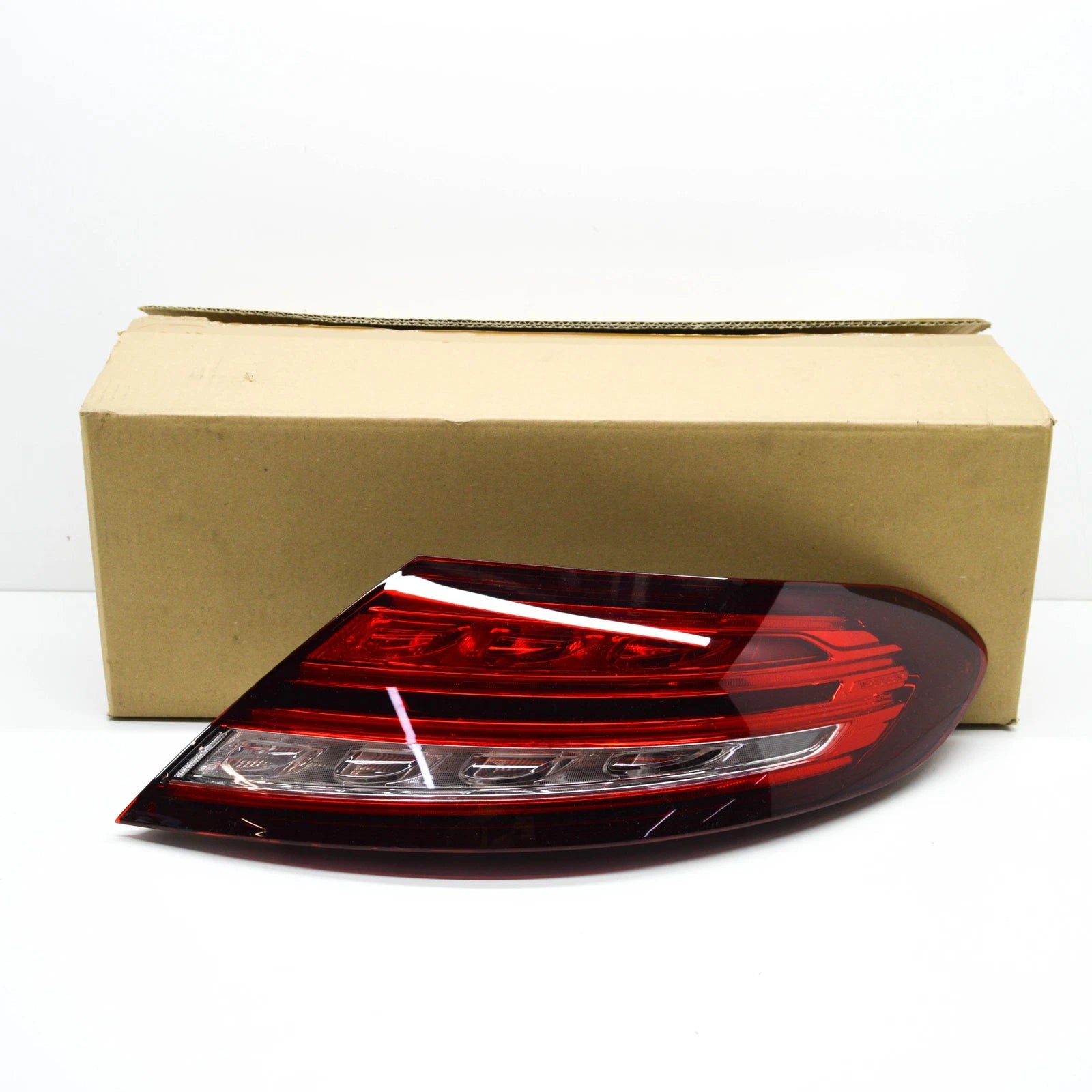 NEW MERCEDES-BENZ C W205 REAR RIGHT TAILLIGHT A2059063005 ORIGINAL