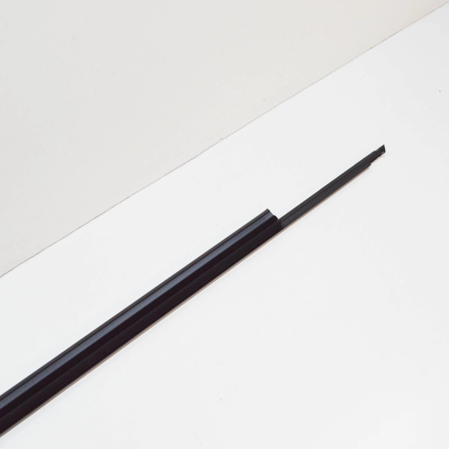 NEW AUDI Q5 8R FRONT RIGHT WINDOW SLOT SEAL WITH TRIM 8R0853284HT94 ORIGINAL