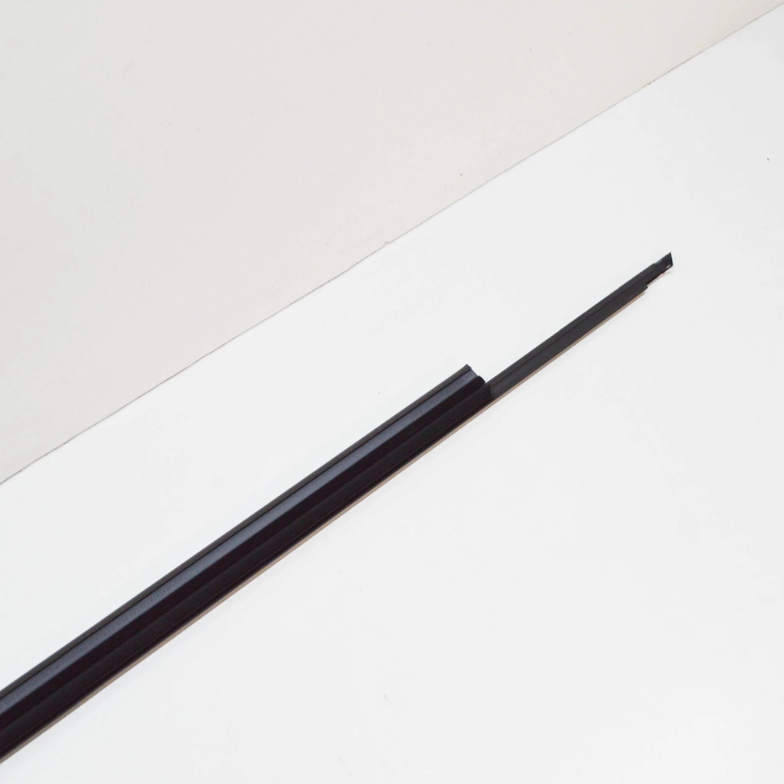 NEW AUDI Q5 8R FRONT RIGHT WINDOW SLOT SEAL WITH TRIM 8R0853284HT94 ORIGINAL