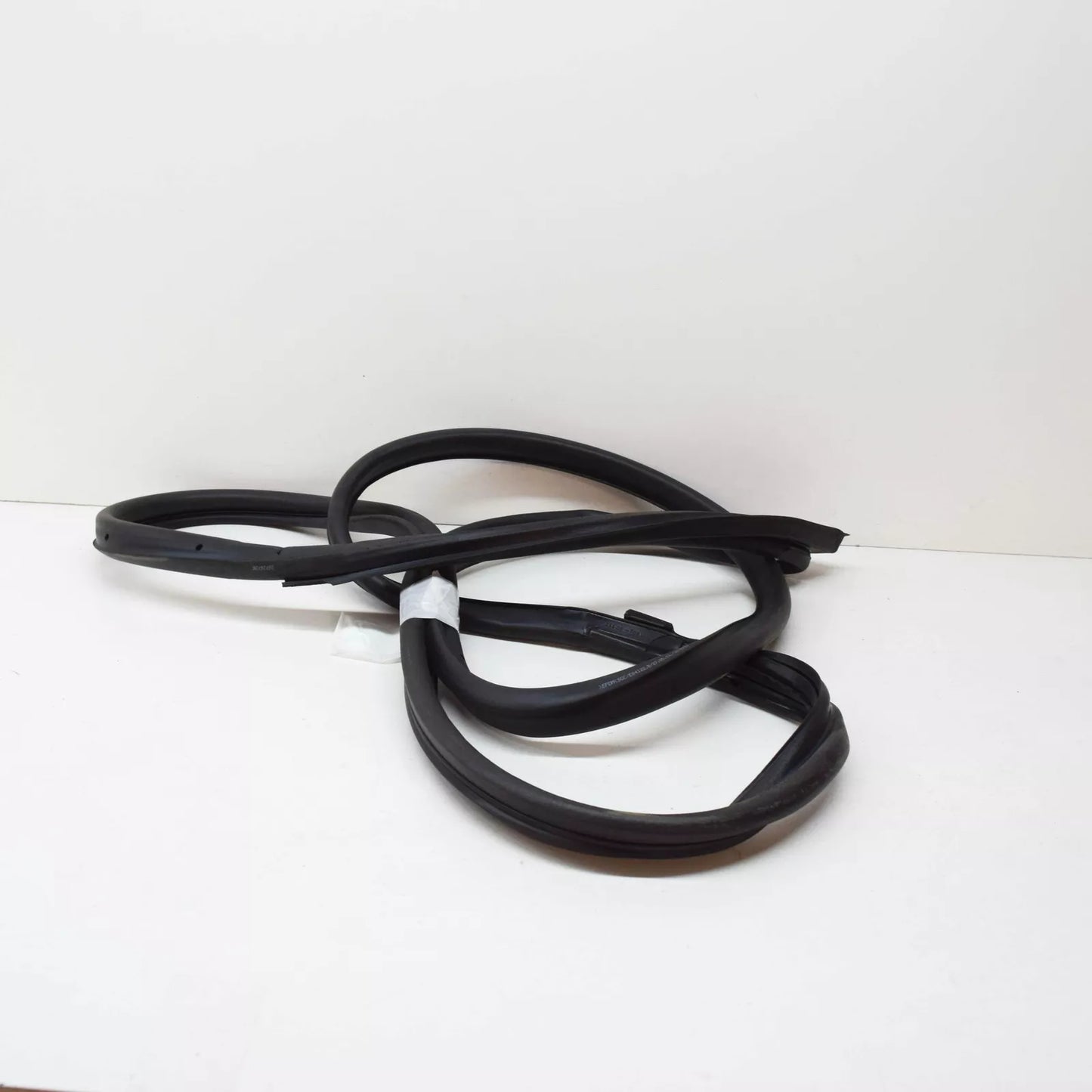 NEW MERCEDES-BENZ E-CLASS W211 FRONT LEFT DOOR SEAL A2117200178 ORIGINAL