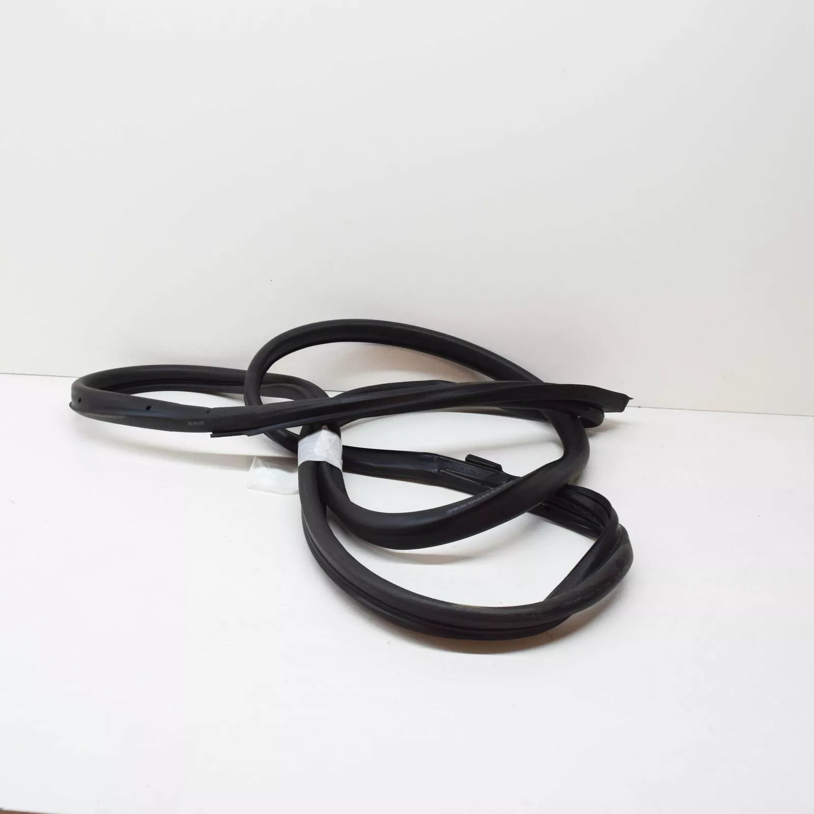 NEW MERCEDES-BENZ E-CLASS W211 FRONT LEFT DOOR SEAL A2117200178 ORIGINAL