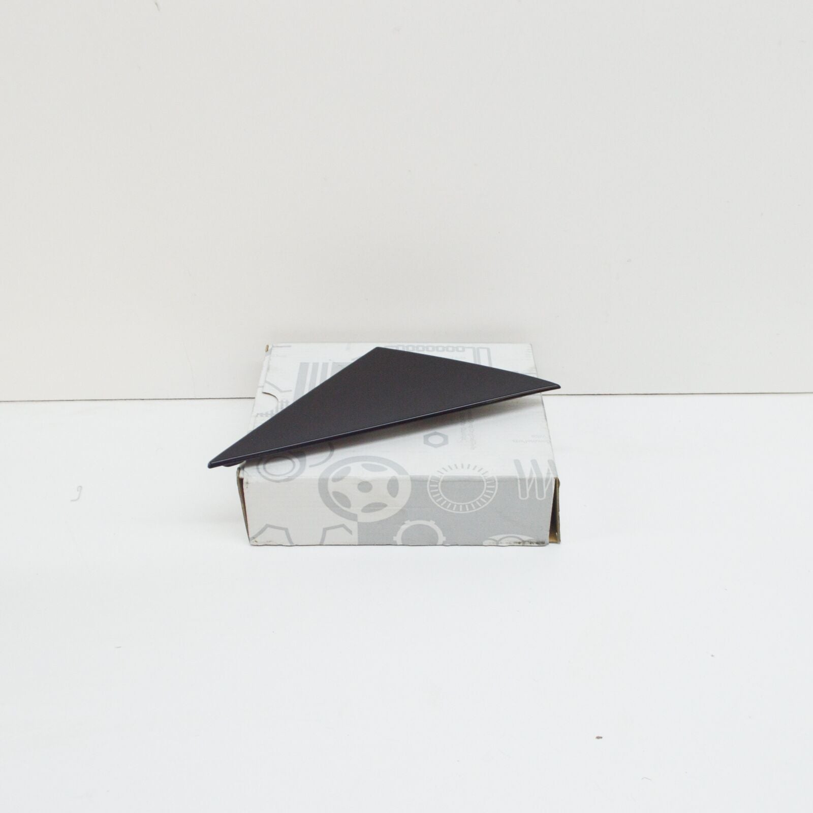 NEW MB E C238 FRONT RIGHT DOOR MIRROR TRIANGLE CAP A2387275400 ORIGINAL
