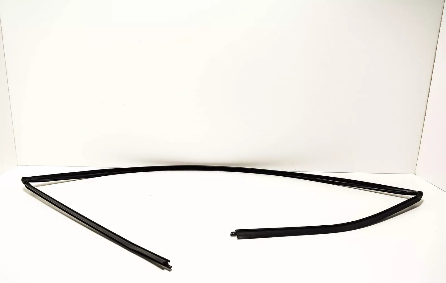 NEW BMW Z4 E85 FRONT WINDSCREEN SEAL RUBBER TRIM 51317017021