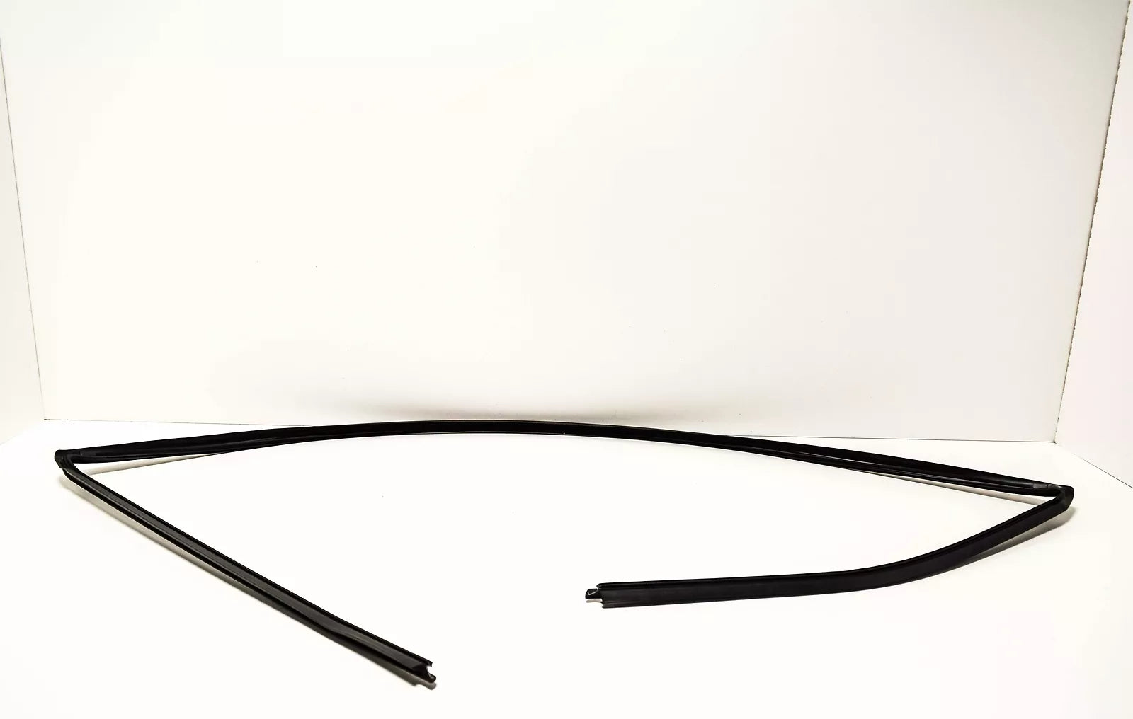 NEW BMW Z4 E85 FRONT WINDSCREEN SEAL RUBBER TRIM 51317017021