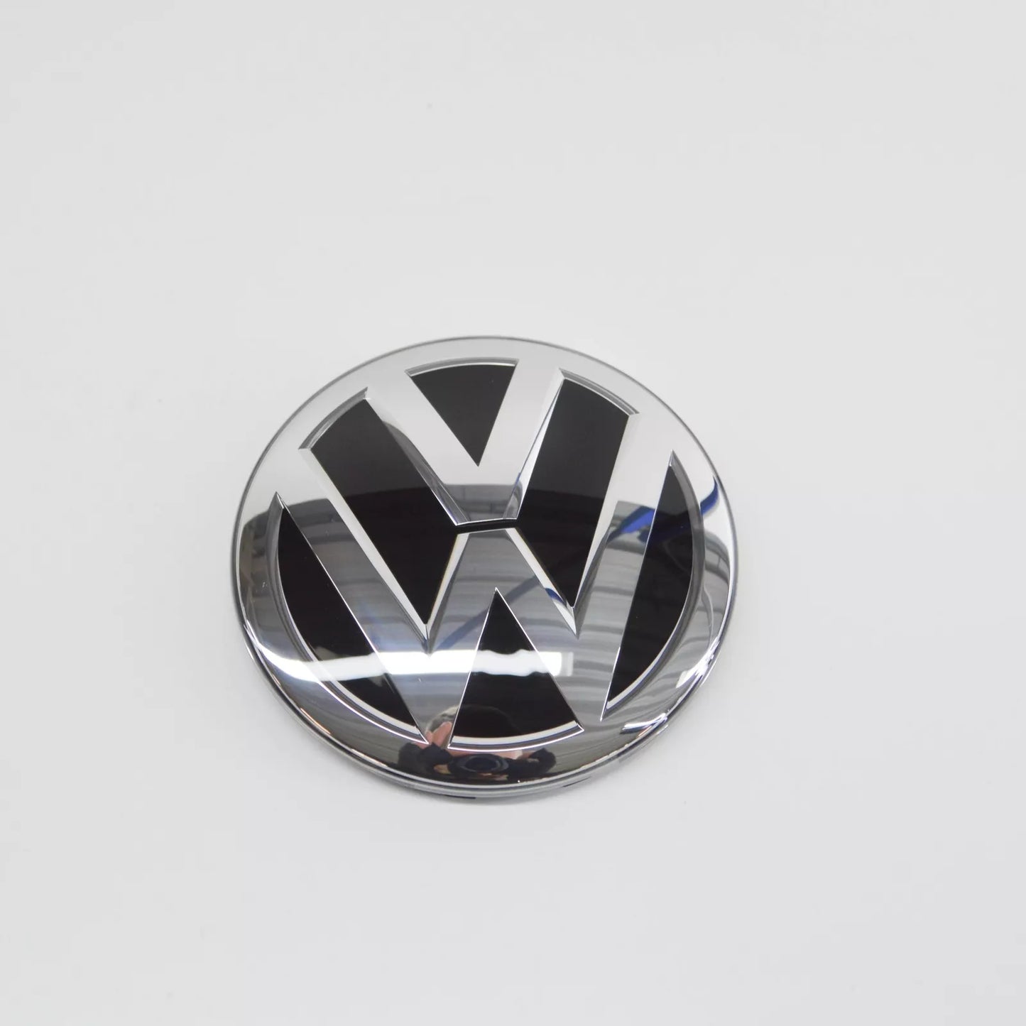 NEW VOLKSWAGEN SHARAN 7N MK2 FRONT RADIATOR GRILLE BADGE 7N0853601DJZA ORIGINAL