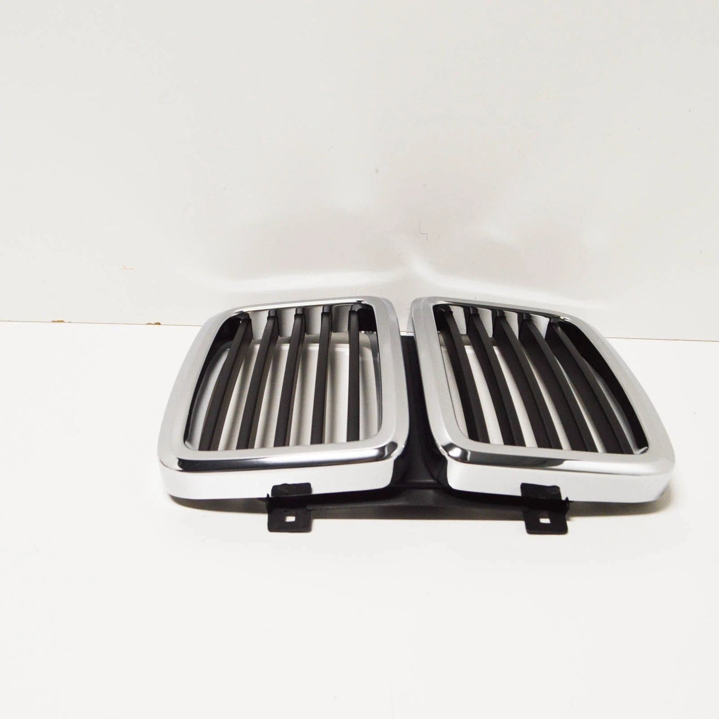 NEW BMW 5 E28 FRONT RADIATOR KIDNEY GRILLE 51131873253 1873253 ORIGINAL