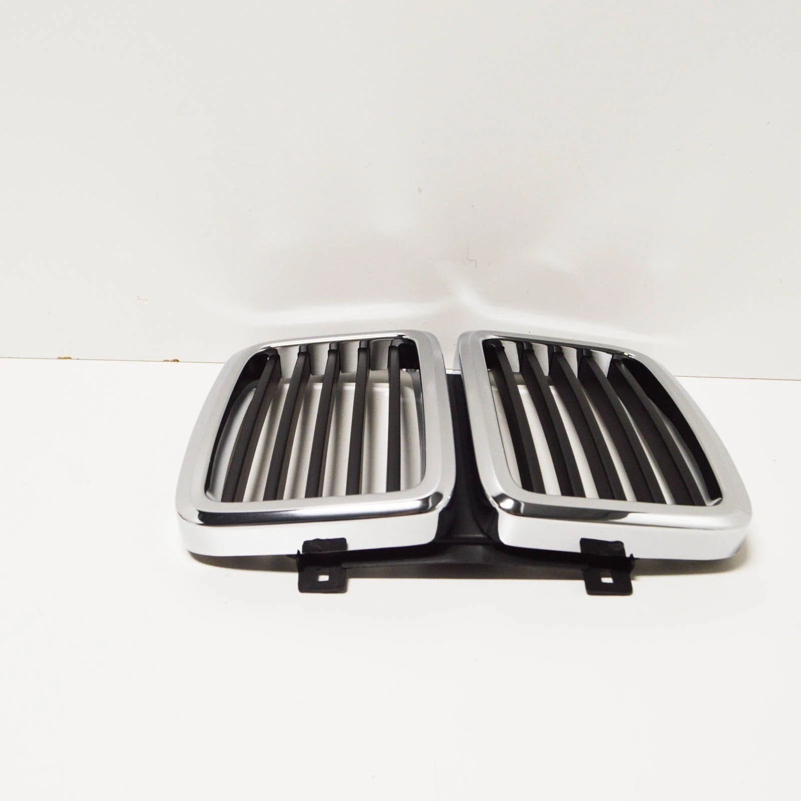 NEW BMW 5 E28 FRONT RADIATOR KIDNEY GRILLE 51131873253 1873253 ORIGINAL