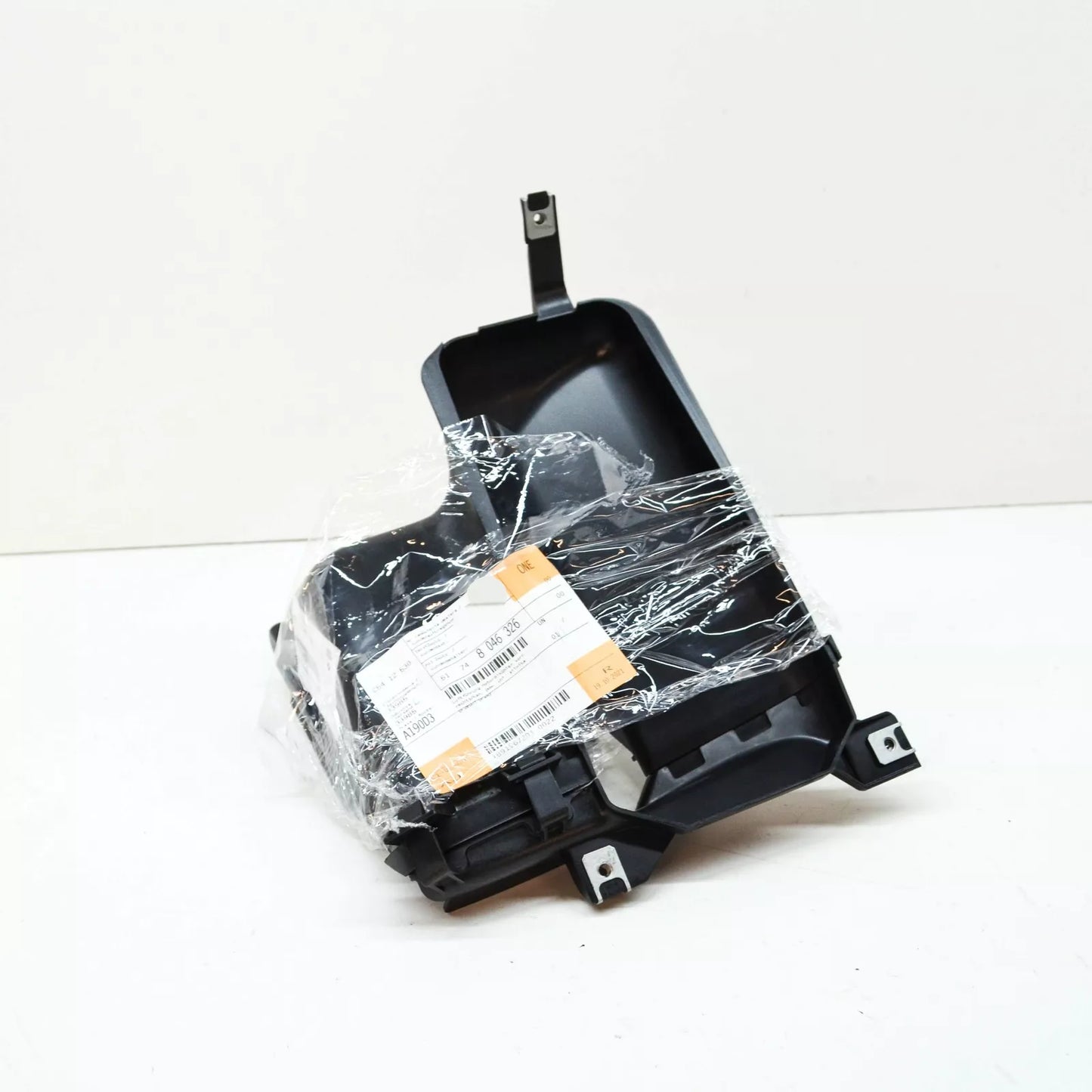 NEW BMW 1 E88 FRONT RIGHT ENGINE OIL COOLER AIR DUCT 51748046326 8046326