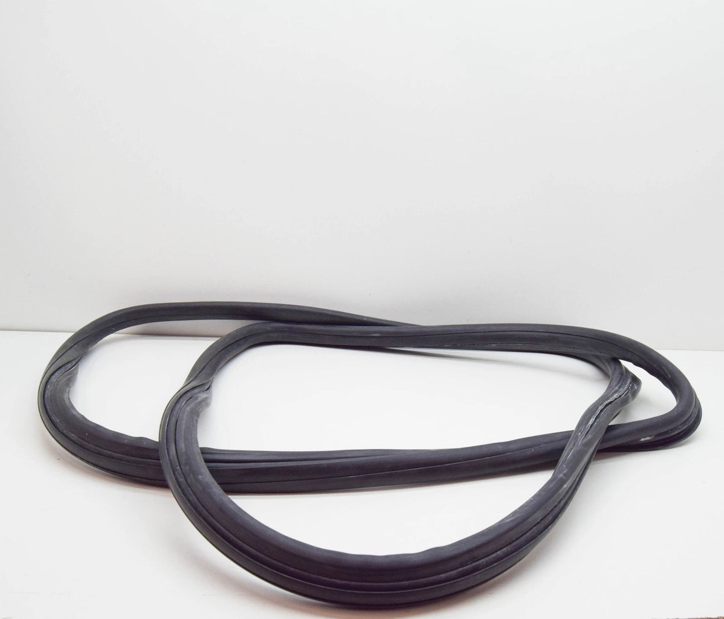 NEW BMW 6 E24 COUPE REAR BACK WINDOW WEATHERSTRIP 51311839116 1839116 ORIGINAL