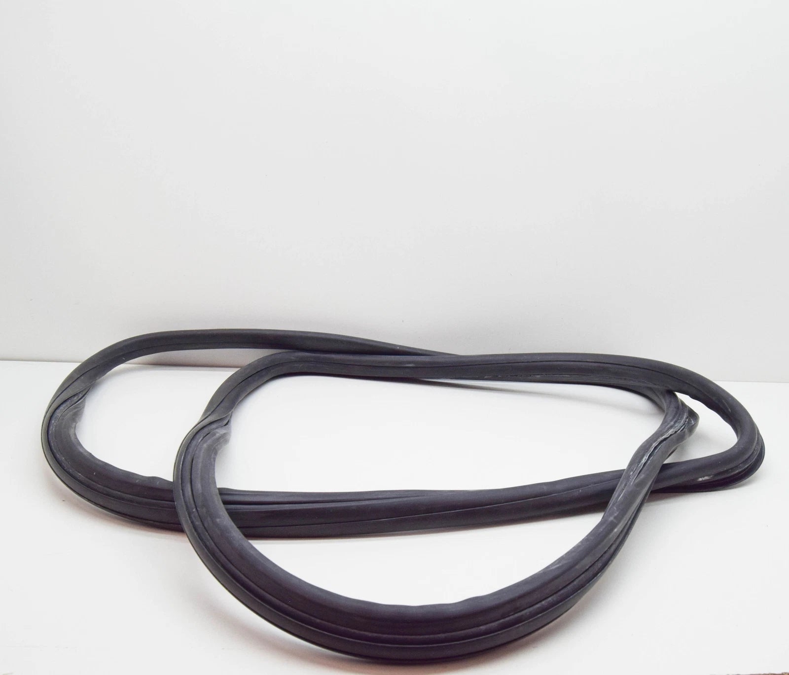 NEW BMW 6 E24 COUPE REAR BACK WINDOW WEATHERSTRIP 51311839116 1839116 ORIGINAL