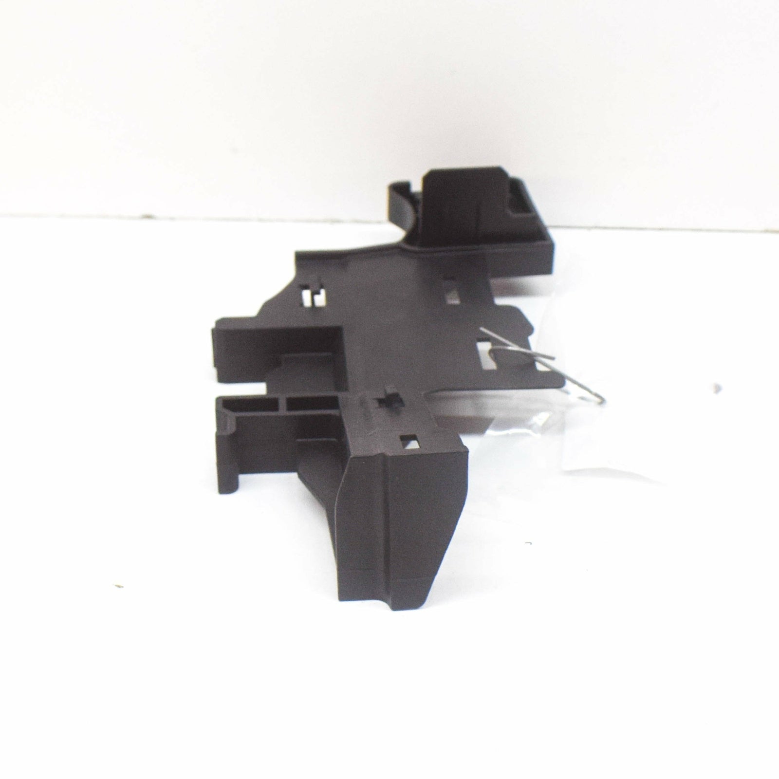 NEW MB E W213 RIGHT RADIATOR SUPPORT BAFFLE BRACKET A2135011400 ORIGINAL