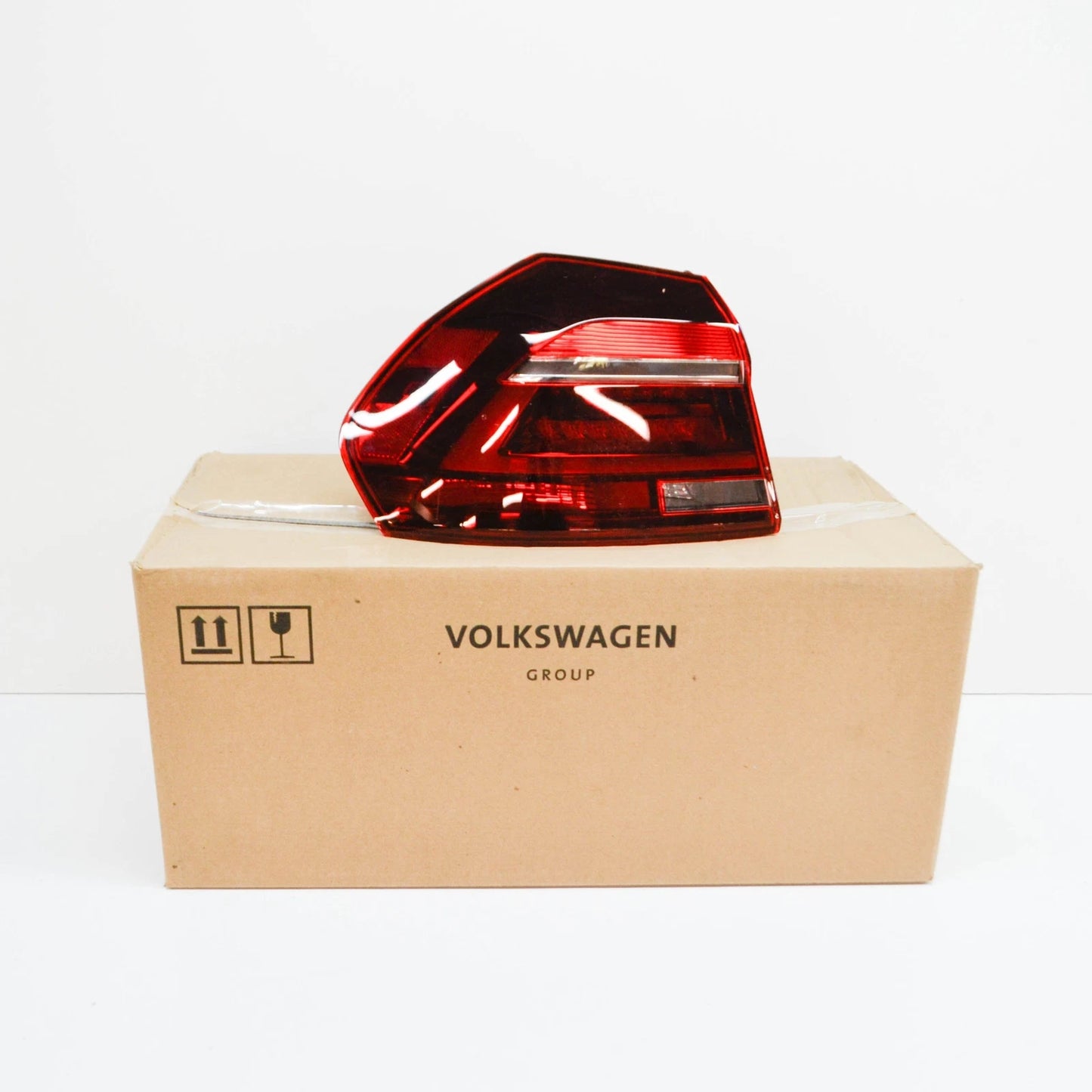 NEW VOLKSWAGEN PASSAT B8 LED USA OUTER TAIL LIGHT - LEFT 561945207C ORIGINAL