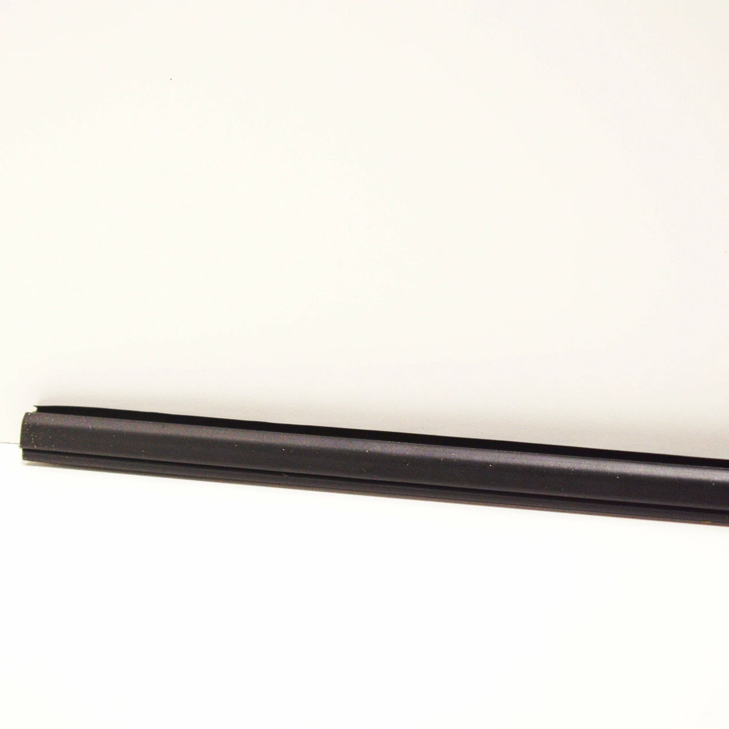 NEW BMW X5 E53 FRONT UPPER WINDSHIELD MOULDING TRIM SEAL 51317182004