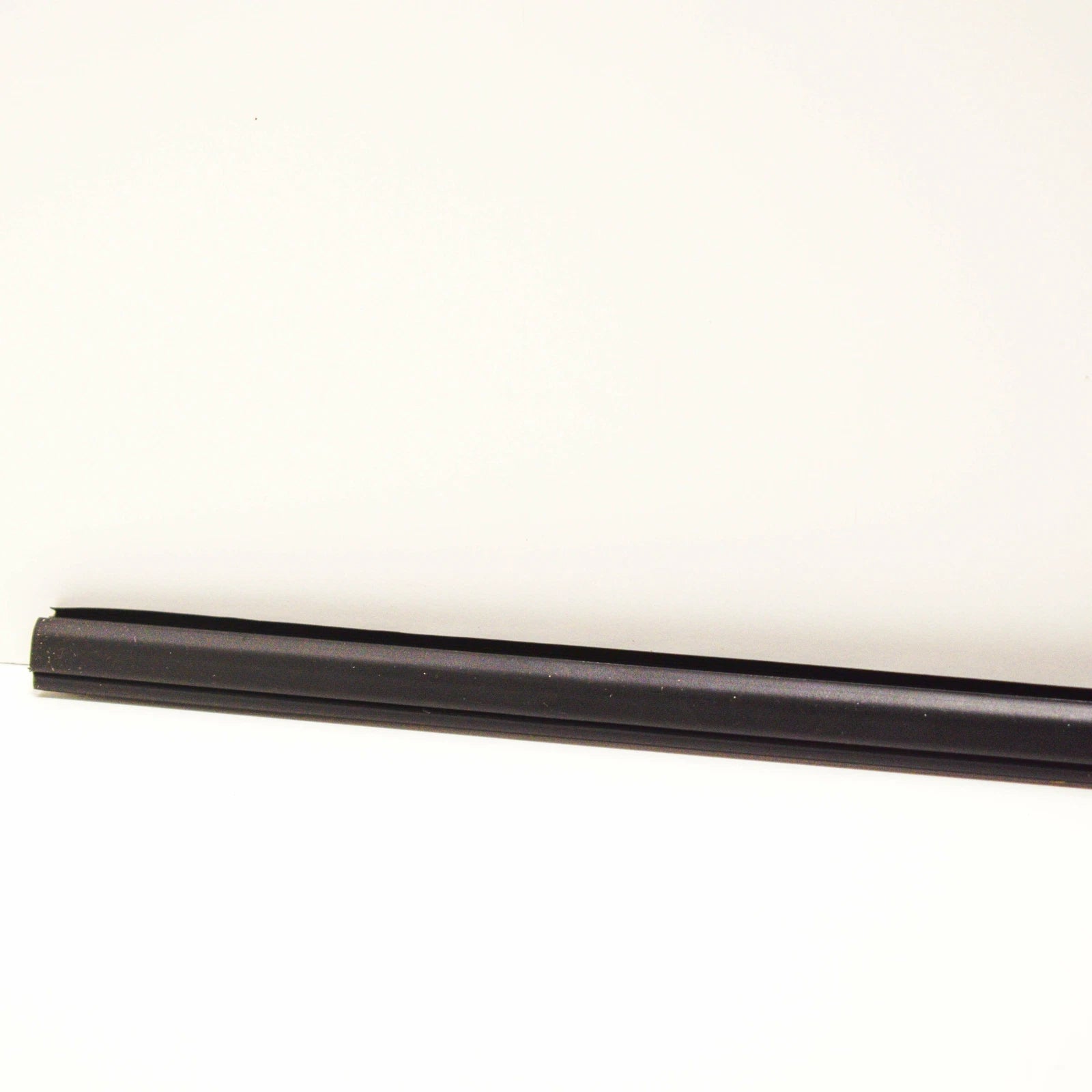 NEW BMW X5 E53 FRONT UPPER WINDSHIELD MOULDING TRIM SEAL 51317182004