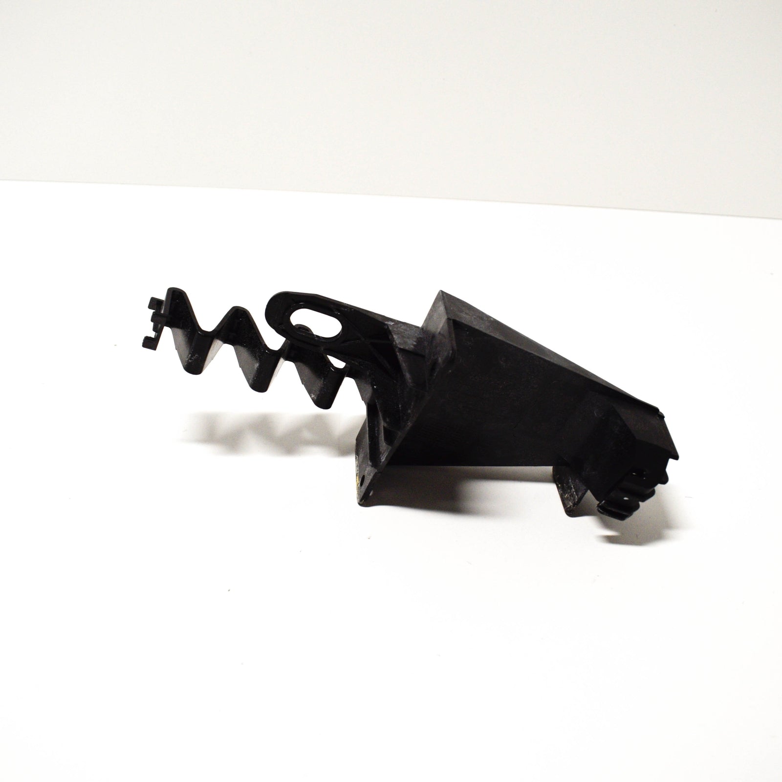 NEW AUDI A4 B9 RADIATOR RIGHT SUPPORT BRACKET 8W0807334A ORIGINAL