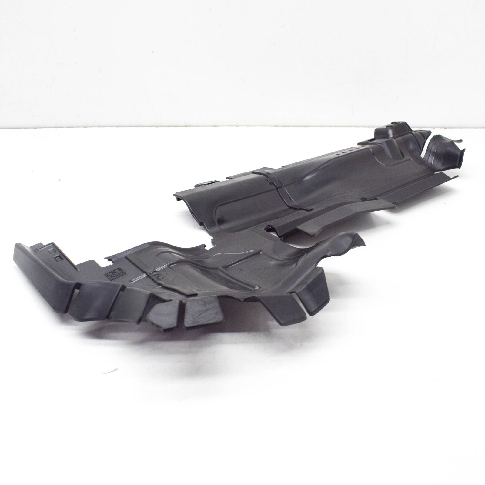 NEW AUDI A4 AVANT B9 RIGHT RADIATOR AIR GUIDE 8W0121284BS ORIGINAL