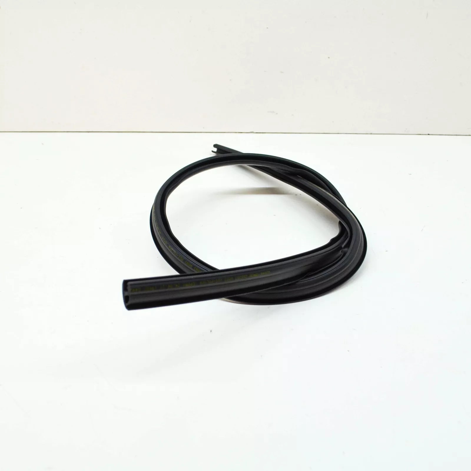 NEW MERCEDES-BENZ GLK X204 FRONT WINDSHIELD TOP SEAL A2046710420 ORIGINAL