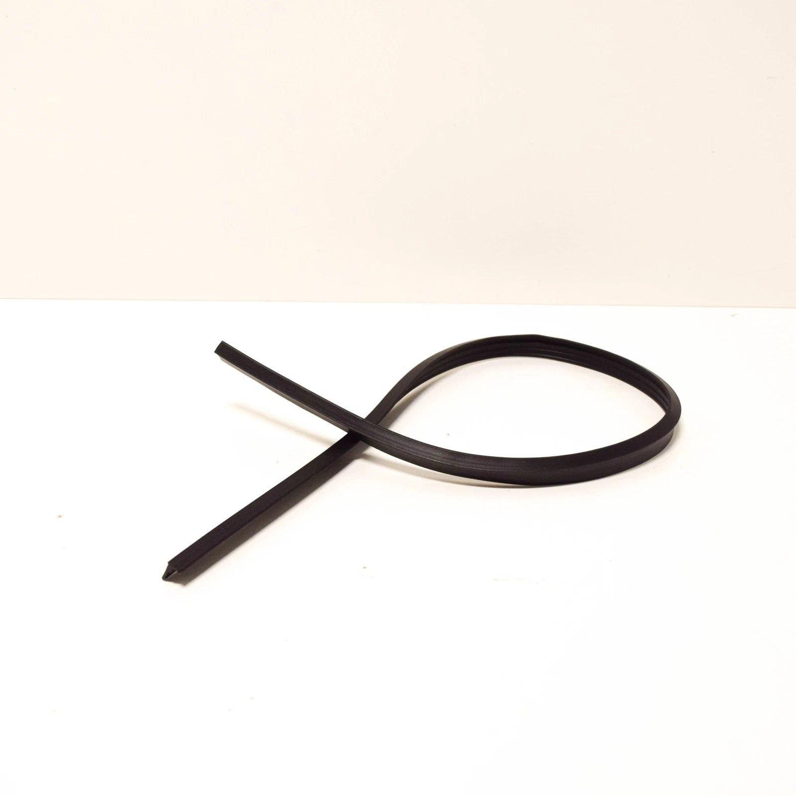 NEW BMW 1502 OUTER WINDOW DOOR WEATHERSTRIP 51211847798 ORIGINAL