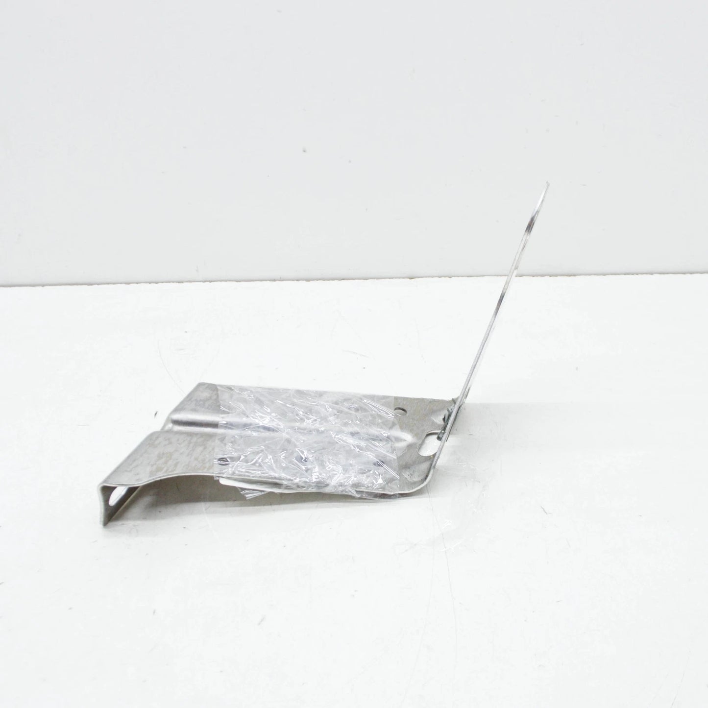 NEW BMW X5 E70 RIGHT ENGINE COMPARTMENT PROTECT BRACKET 51717188836 ORIGINAL