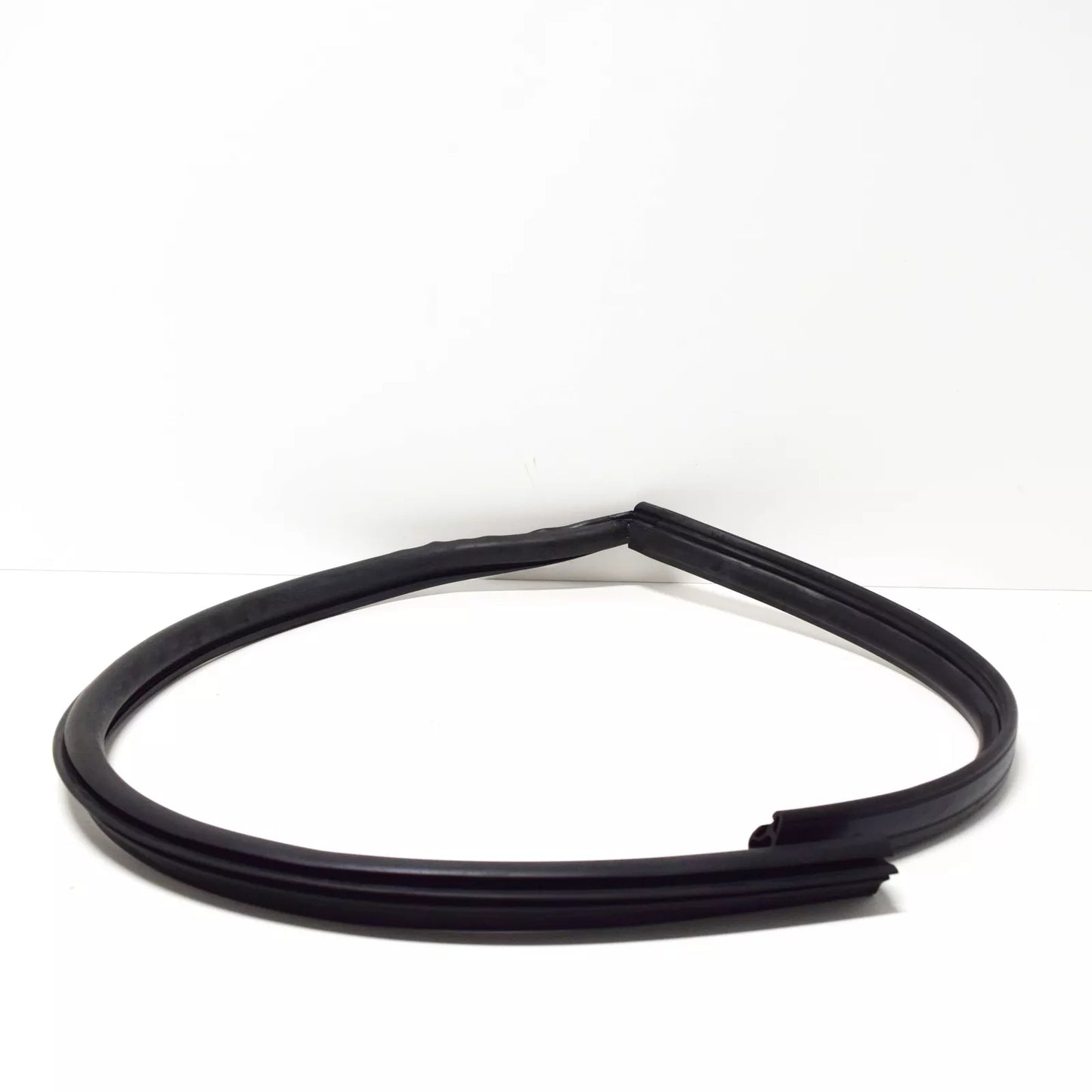 NEW BMW 1502 LEFT VENT WINDOW SEAL 51367441112 7441112 ORIGINAL