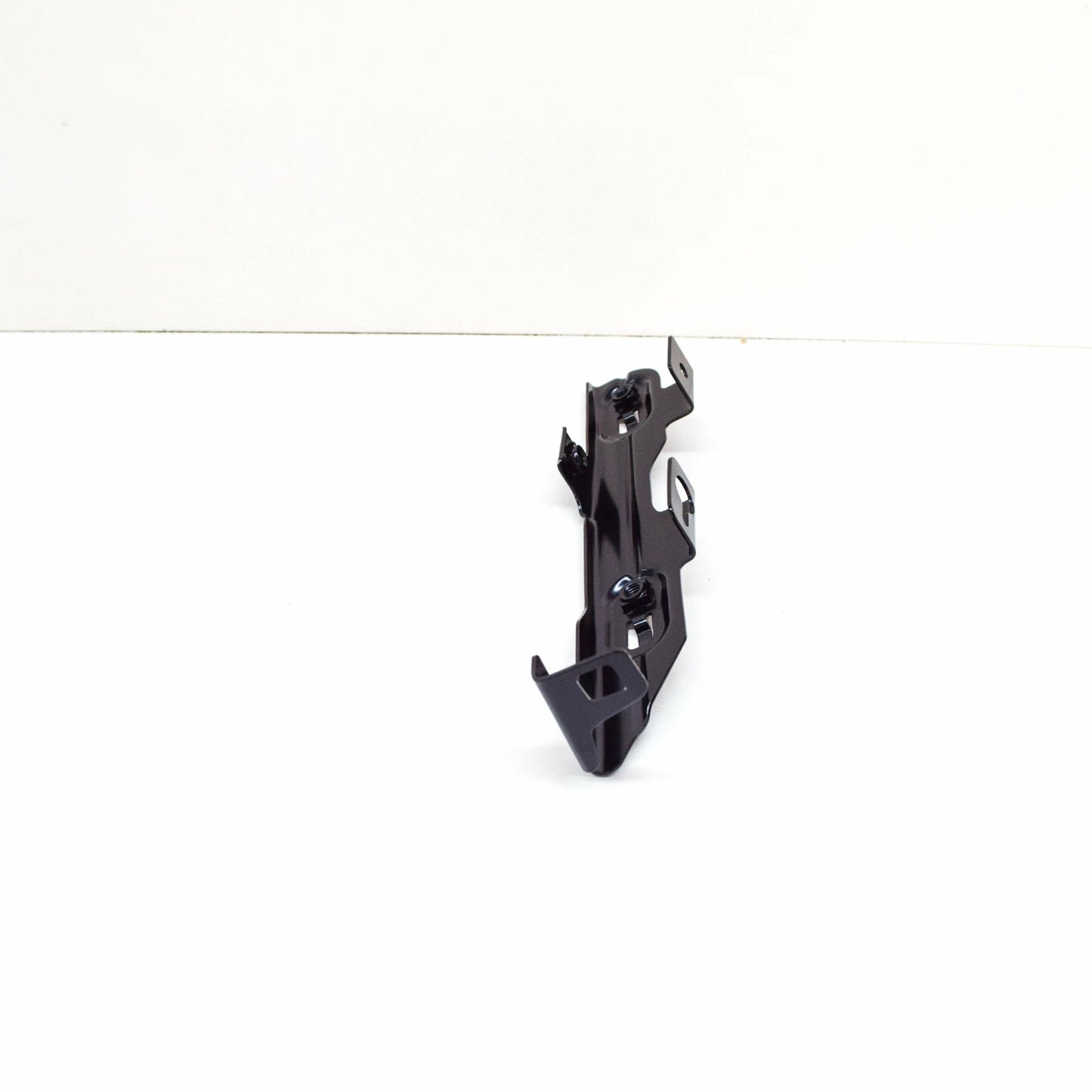 NEW BMW M4 F82 RADIATOR LOWER RIGHT BRACKET 51648055672 8055672 2016