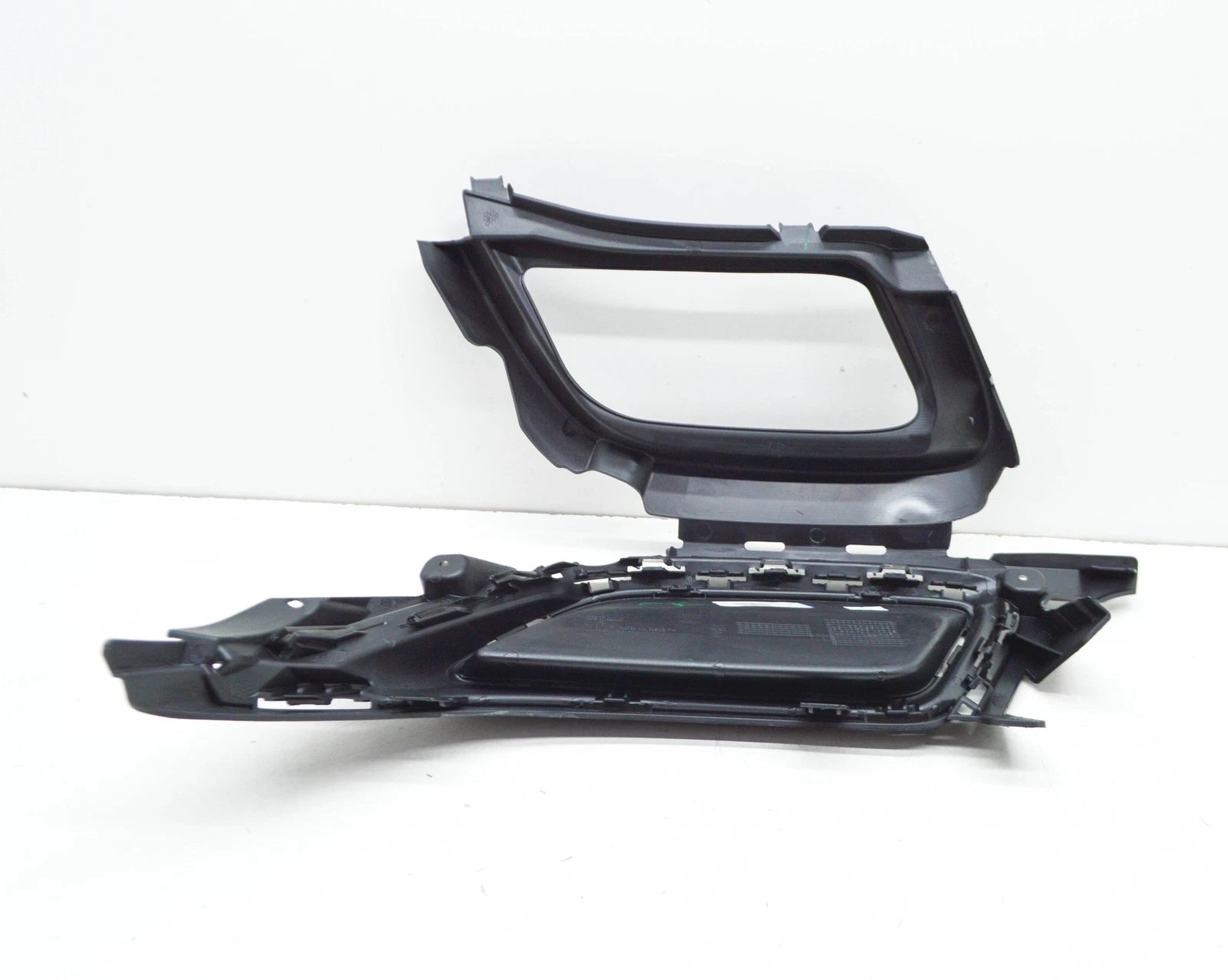 NEW VOLKSWAGEN TIGUAN AD REAR RIGHT EXHAUST TRIM BRACKET 5NN8070569B9