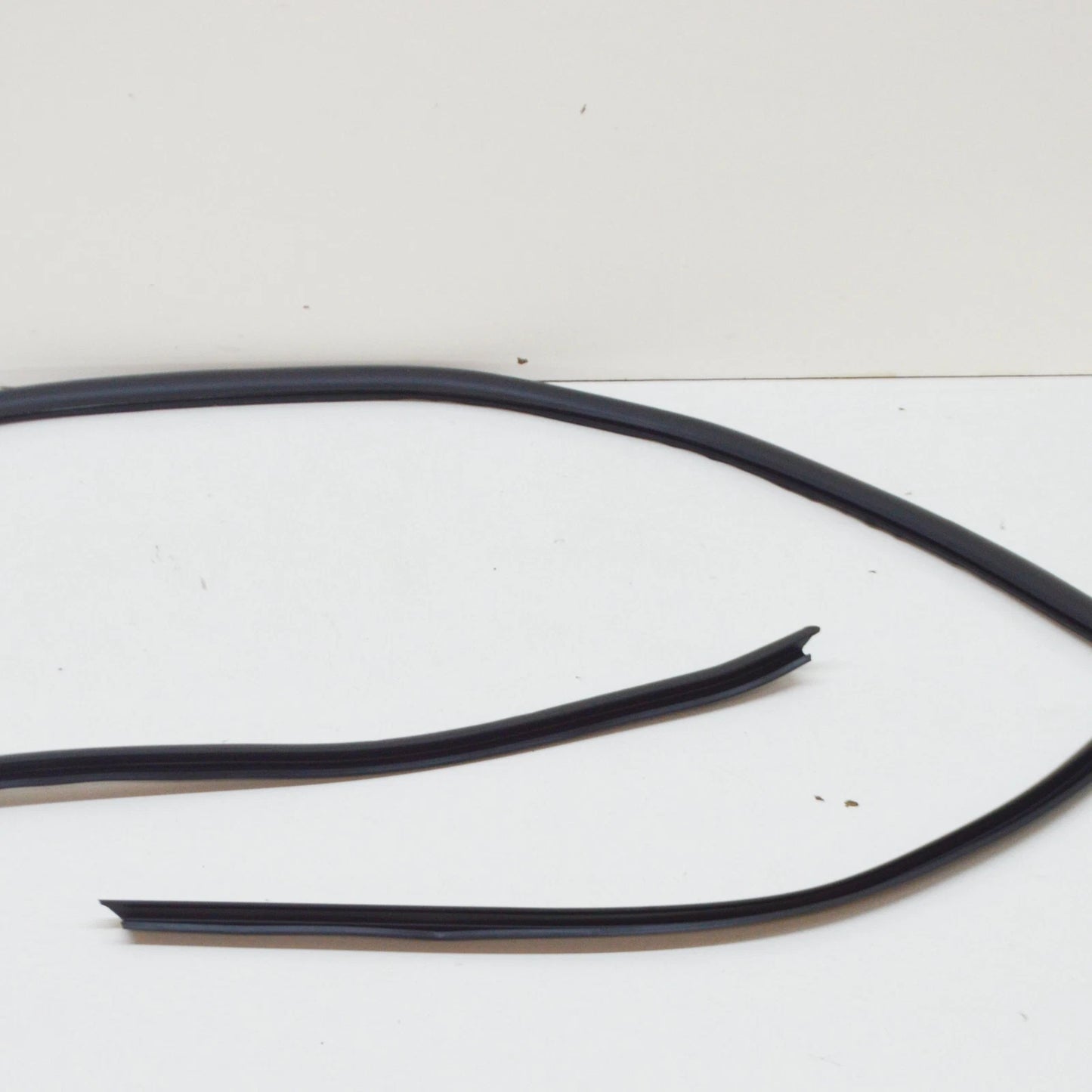 NEW BMW Z4 COUPE E86 FRONT WINDSHIELD MOULDING TRIM 51317210011 7210011 ORIGINAL