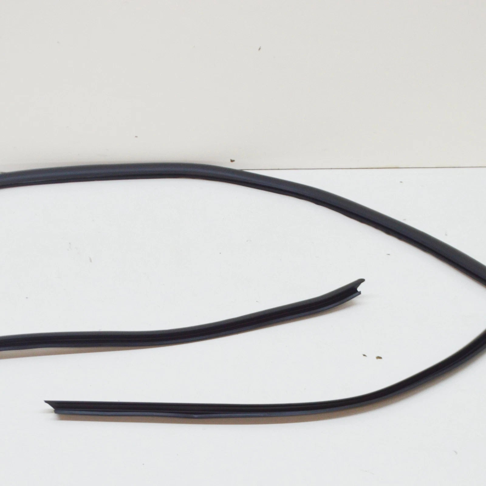 NEW BMW Z4 COUPE E86 FRONT WINDSHIELD MOULDING TRIM 51317210011 7210011 ORIGINAL