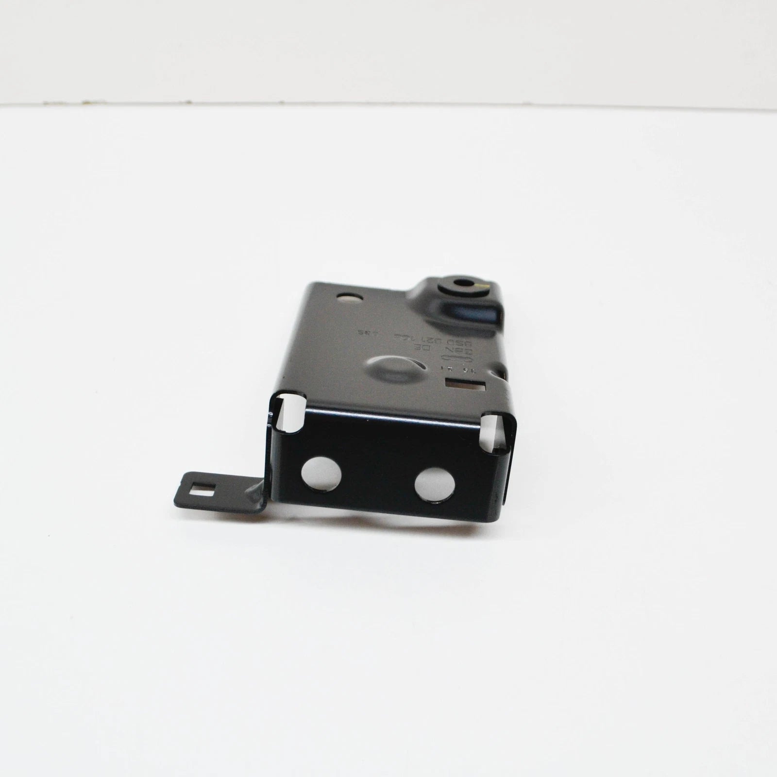 NEW AUDI TT FV FRONT RIGHT FENDER CENTRE UPPER BRACKET 8S0821168 ORIGINAL