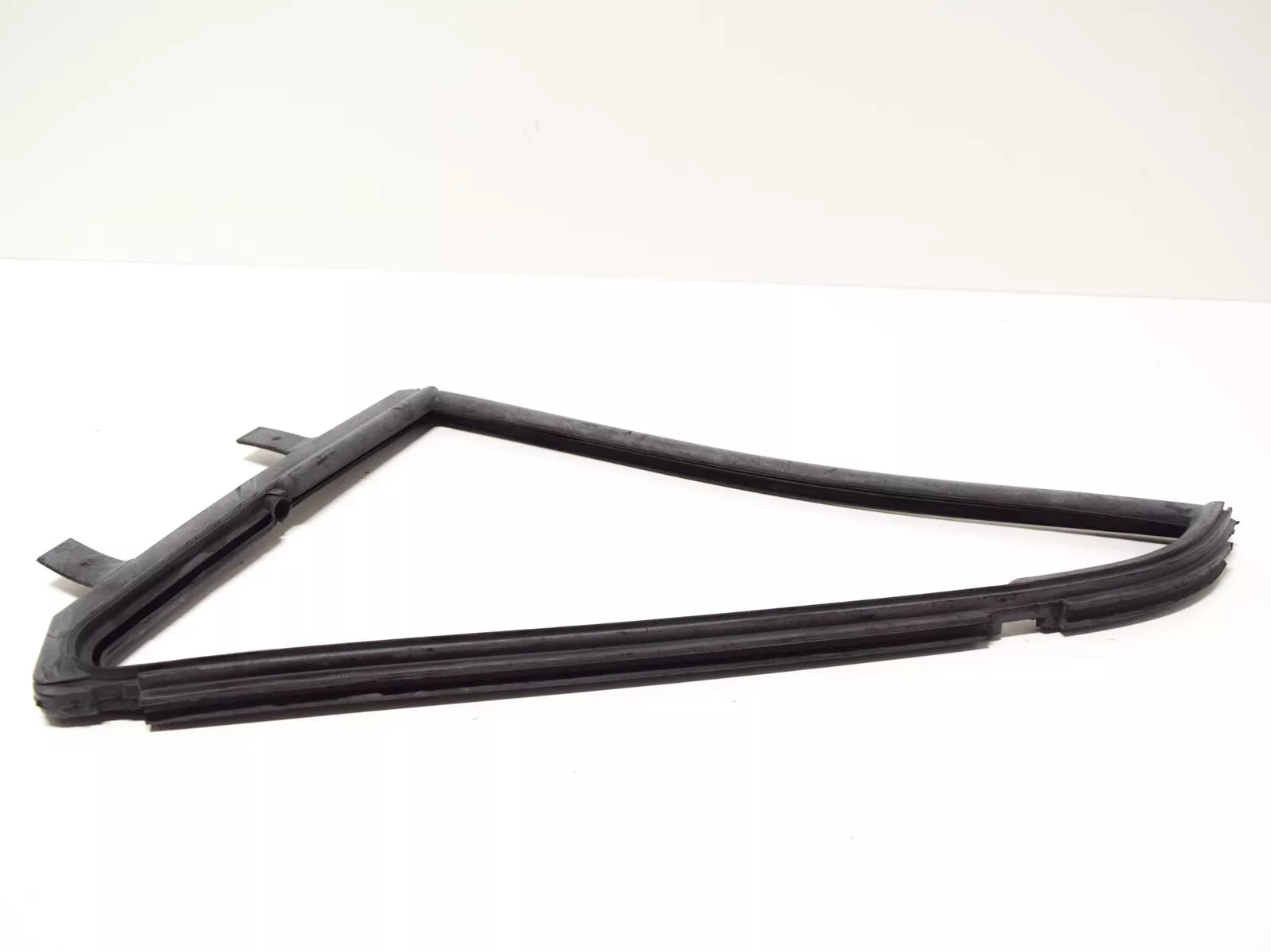 NEW BMW 1502 LEFT VENT WINDOW GASKET SEAL 51321815011 1815011 ORIGINAL