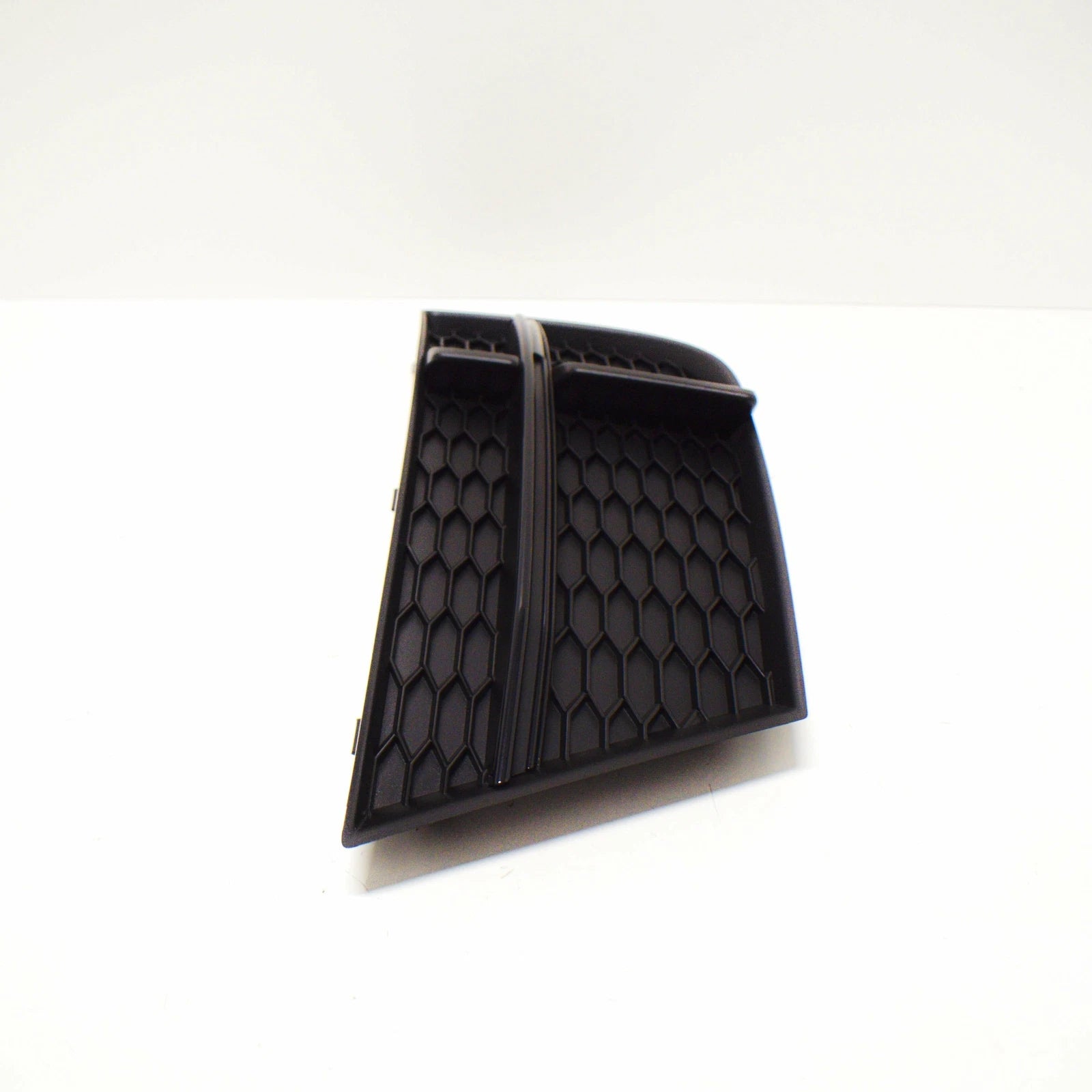 NEW AUDI A3 8V FRONT BUMPER RIGHT SIDE GRILLE 8V3807682NESM