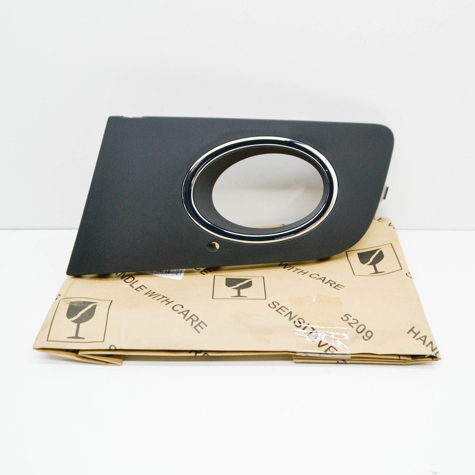 NEW VOLKSWAGEN AMAROK MK1 FRONT LEFT FOG LIGHT TRIM 2HH807489BRYP 2013 ORIGINAL