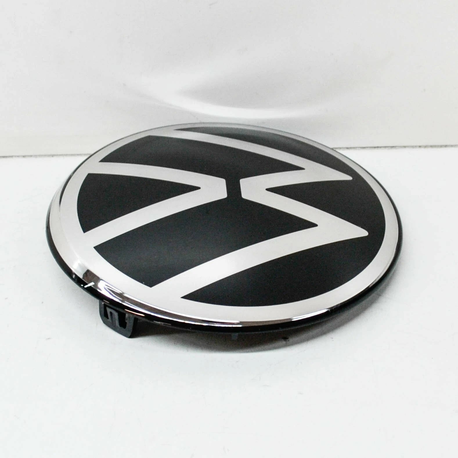 NEW VOLKSWAGEN T-ROC FRONT EMBLEM BADGE 2GM853601EDPJ