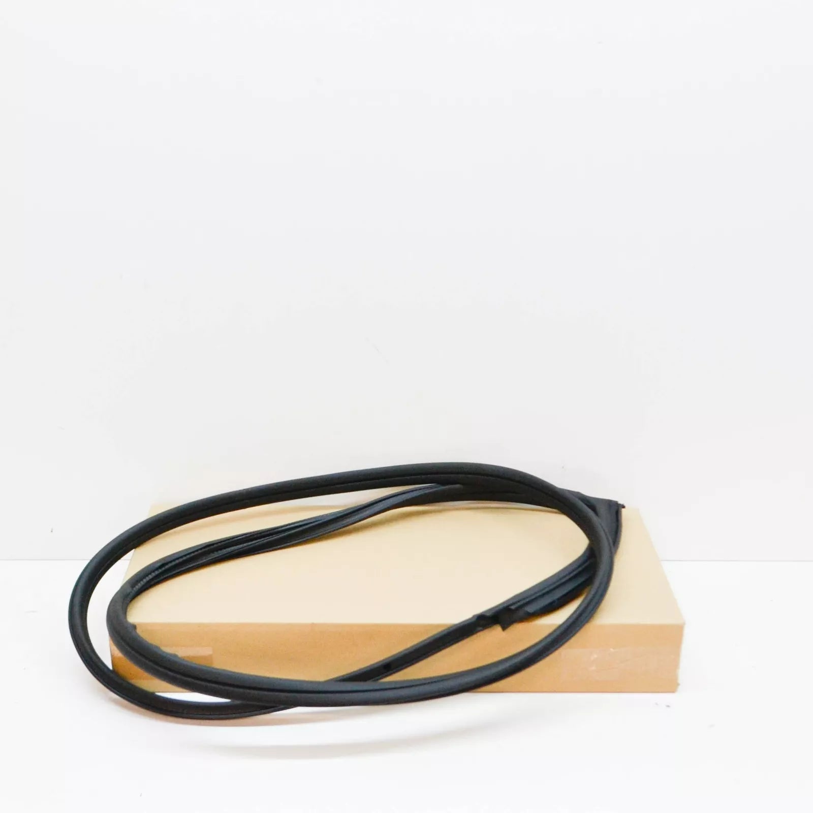 NEW BMW 1 E81 FRONT LEFT DOOR WEATHERSTRIP SEAL 51767054027 7054027 ORIGINAL