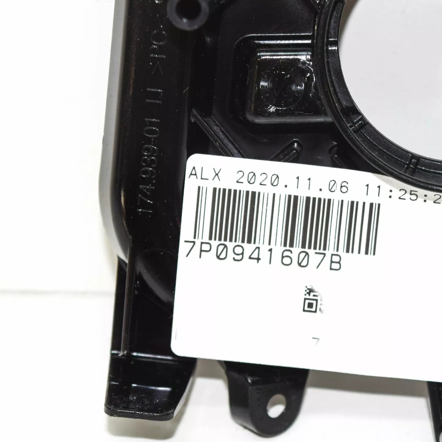 NEW VW TOUAREG 7P HEADLIGHT TURN SIGNAL COVER CAP LEFT 7P0941607B