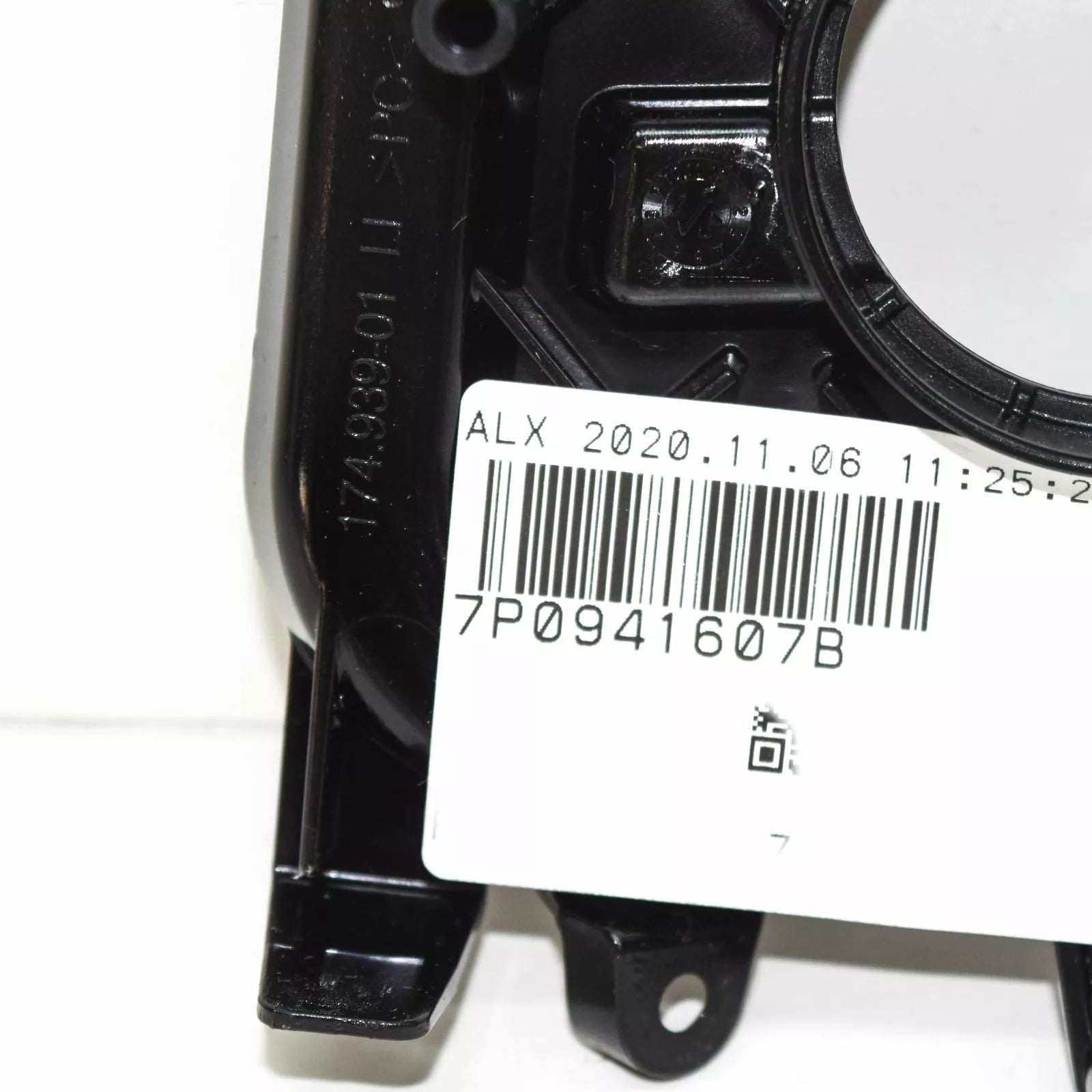 NEW VW TOUAREG 7P HEADLIGHT TURN SIGNAL COVER CAP LEFT 7P0941607B