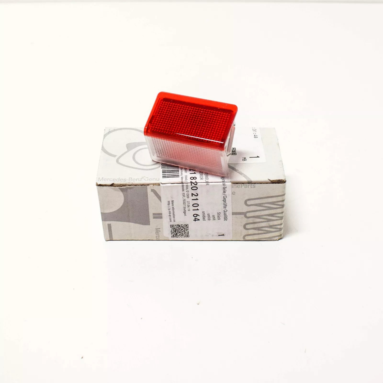 NEW MB C-CLASS W205 BOOT INTERIOR LIGHT A2218202101