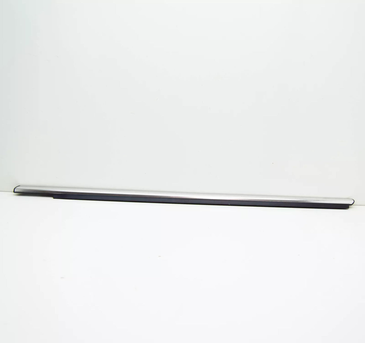 NEW MERCEDES-BENZ ML W164 FRONT LEFT DOOR WINDOW TRIM STRIP A1646907380 ORIGINAL